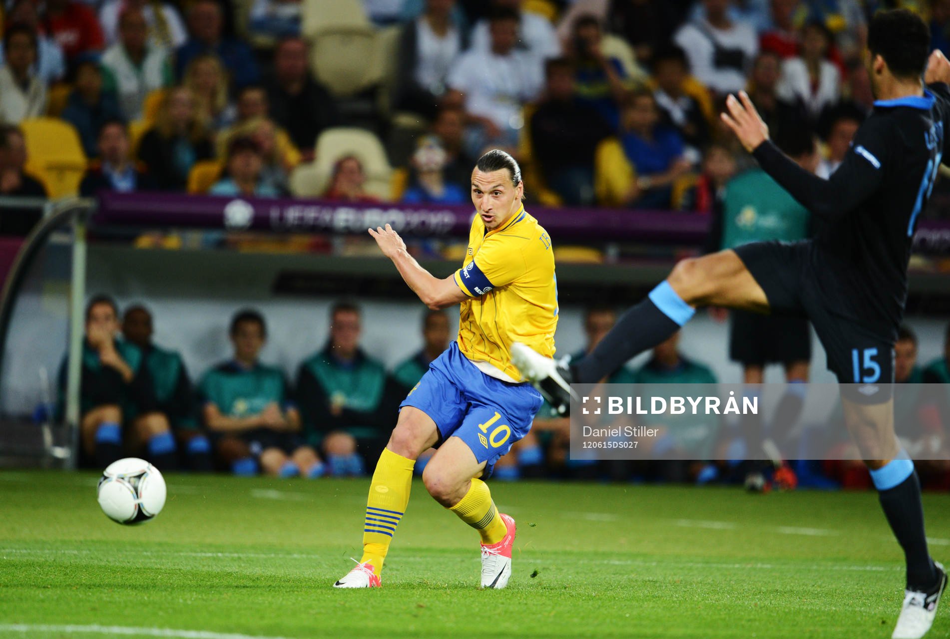 Zlatan Ibrahimovic, Sverige, skjuter