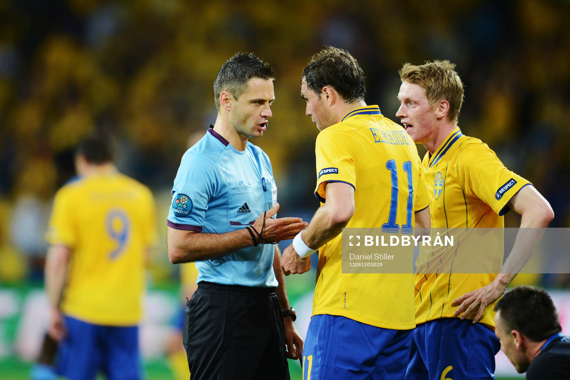 Damir Skovina, domare, Slovenien, pratar med Johan Elmander