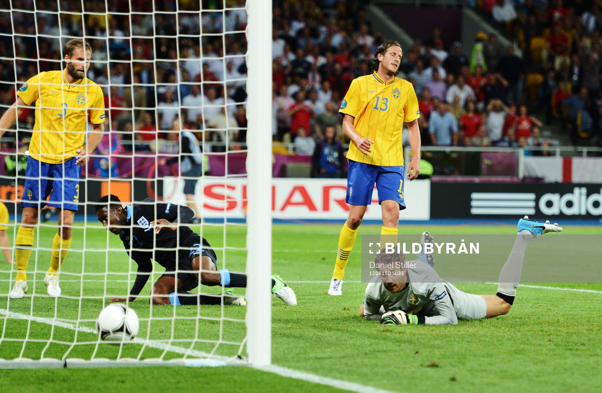 Andreas Isaksson, målvakt, Sverige, ser 2-3-bollen från