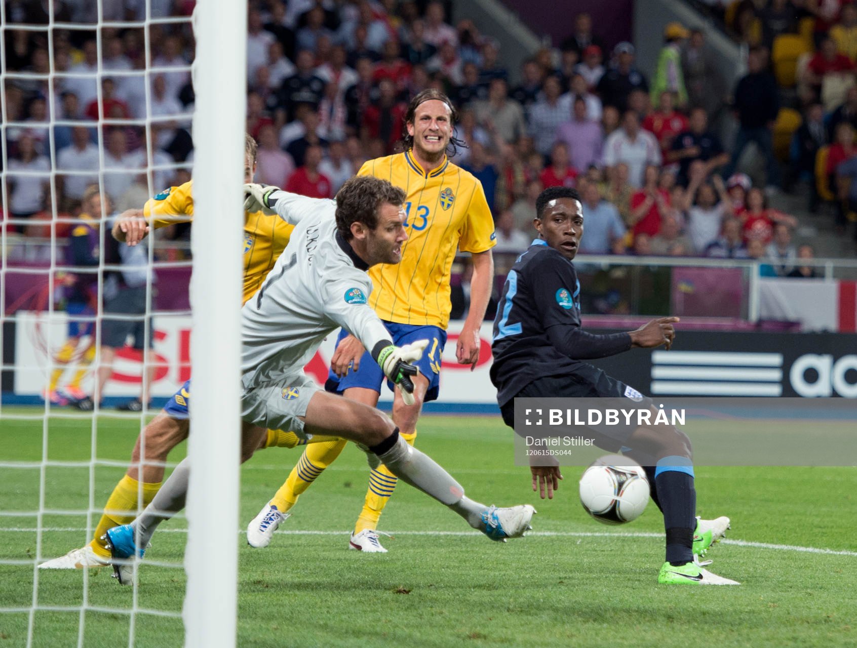  Danny Welbeck gör 2-3 för England, bakom Andreas Isaksson, målvakt, Sverige.