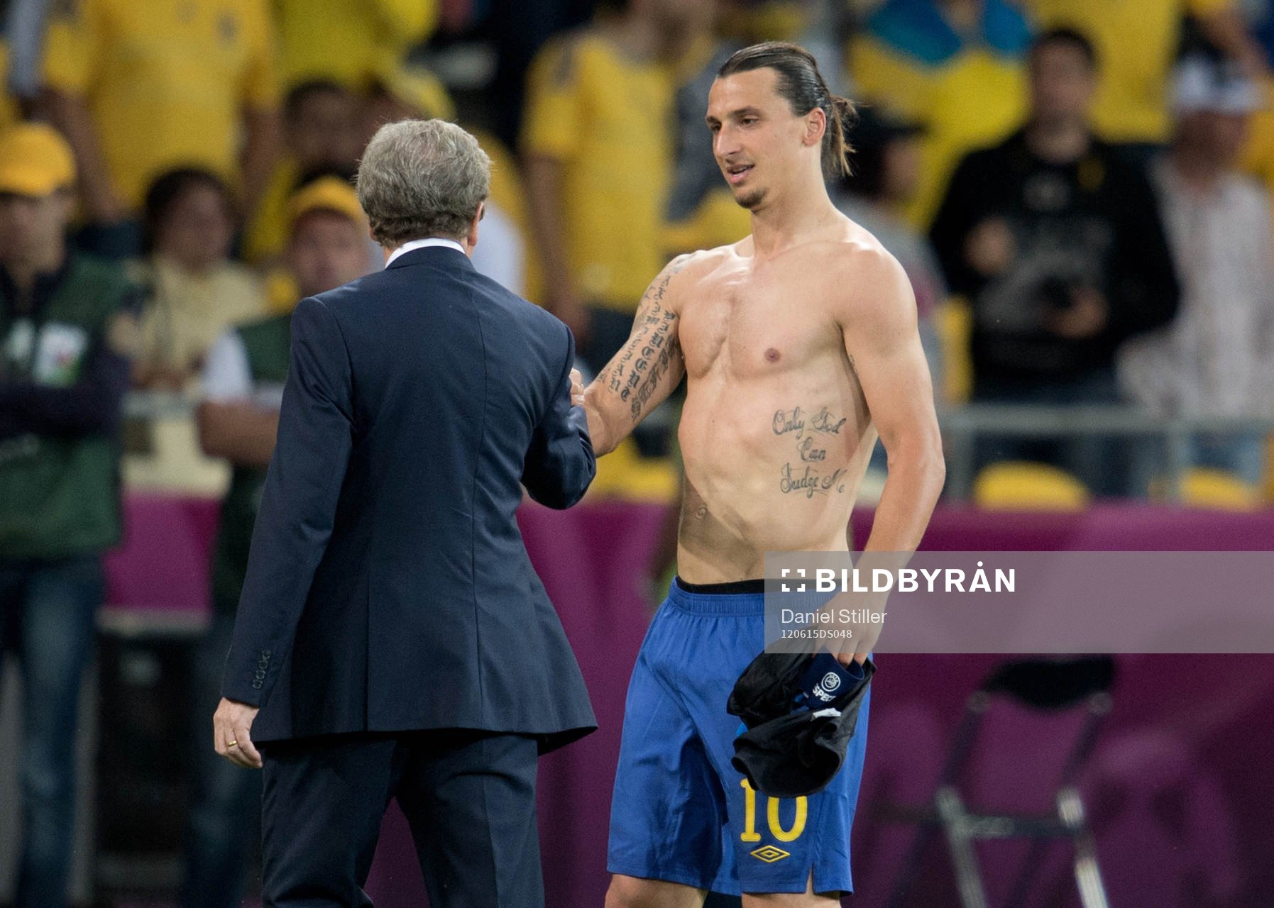 Zlatan Ibrahimovic, Sverige, hälsar på Englands