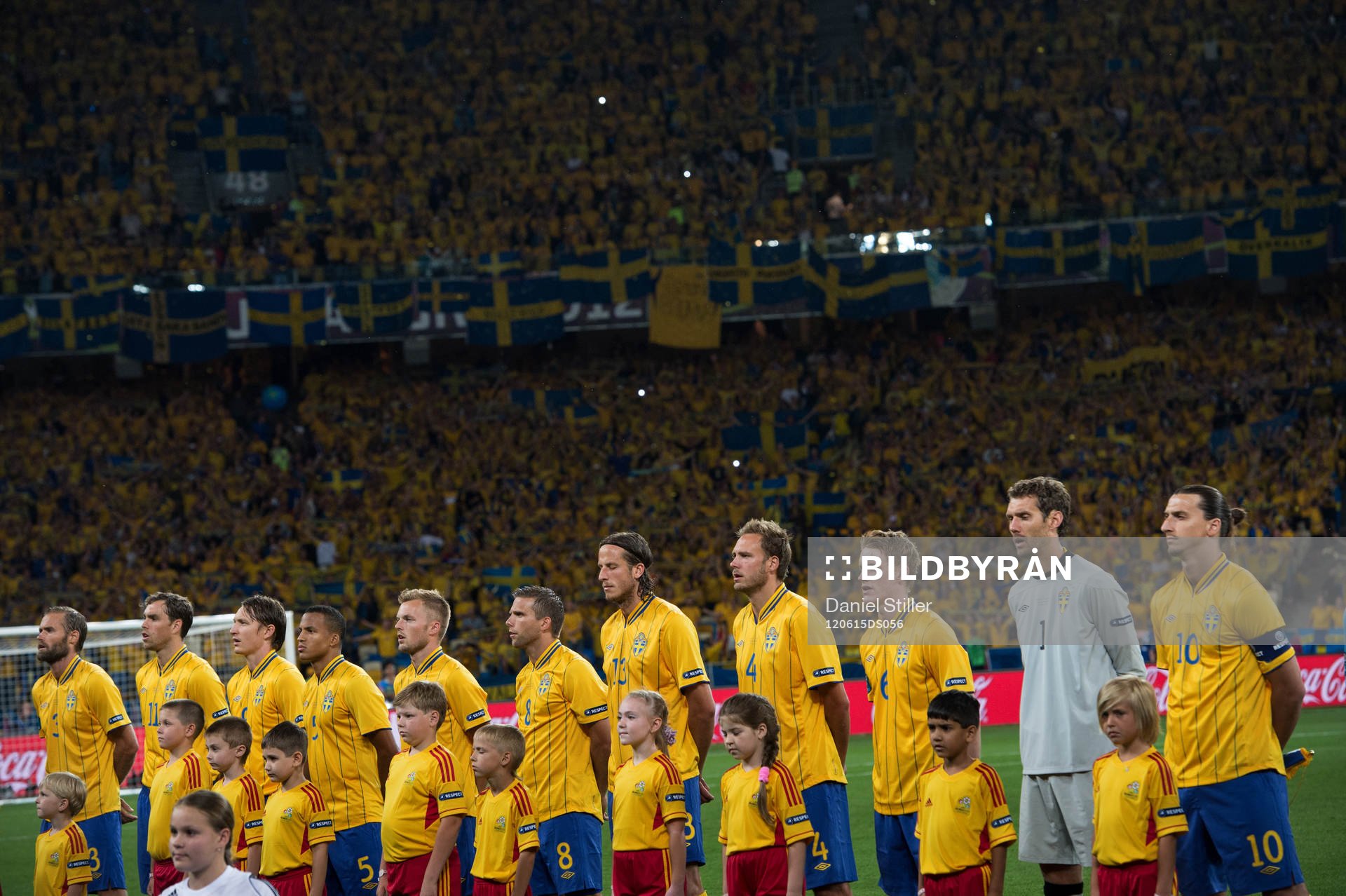 Sveriges lineup innan match, svenska klacken i bakgrunden