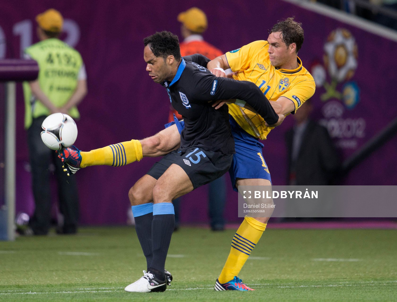Johan Elmander, Sverige. Joleon Lescott, England