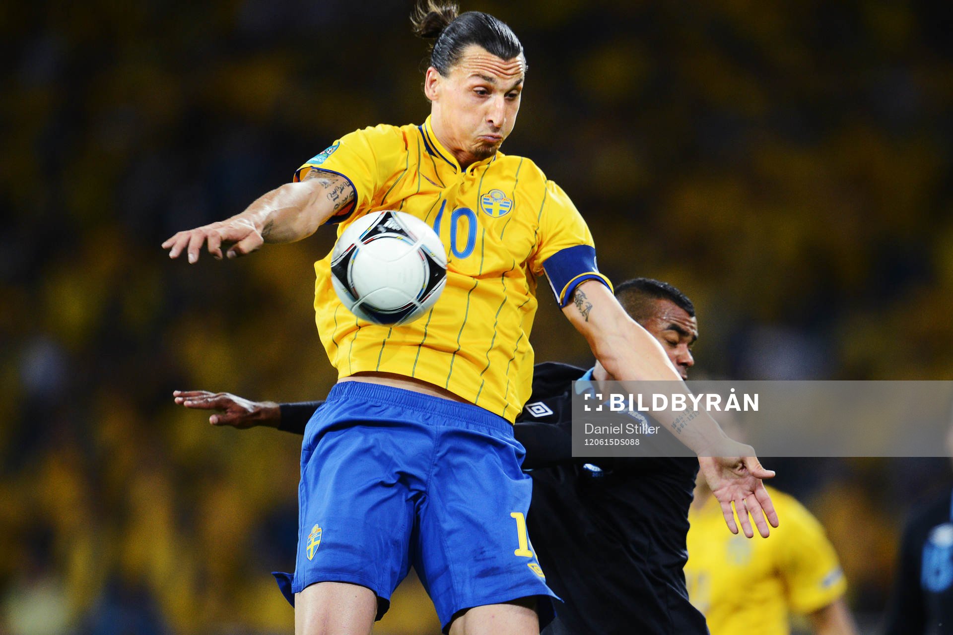 Zlatan Ibrahimovic, Sverige, tar ner bollen