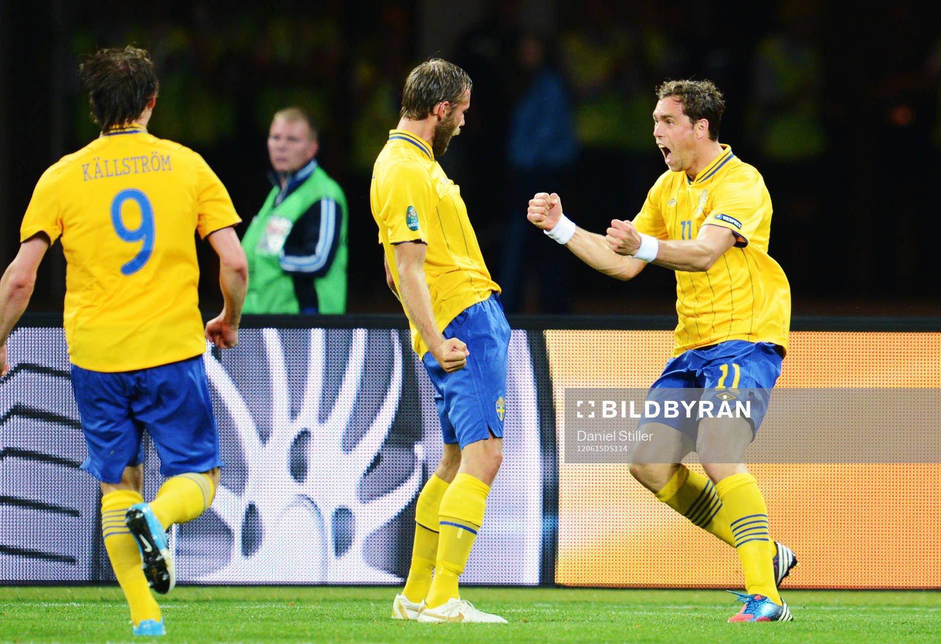 Olof Mellberg och Johan Elmander, Sverige, jublar