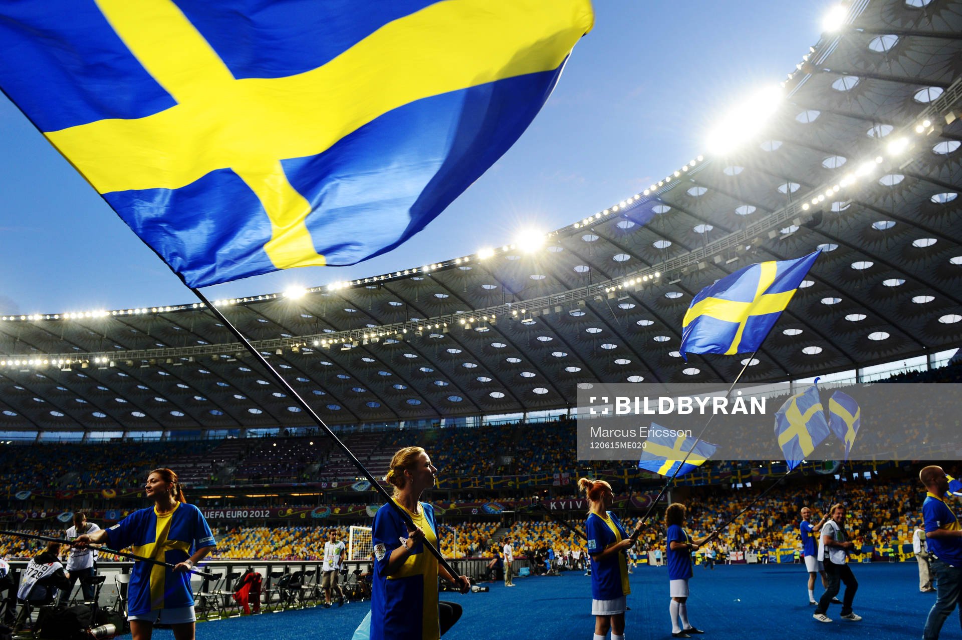 Svenska flaggor viftas inne på matcharenan