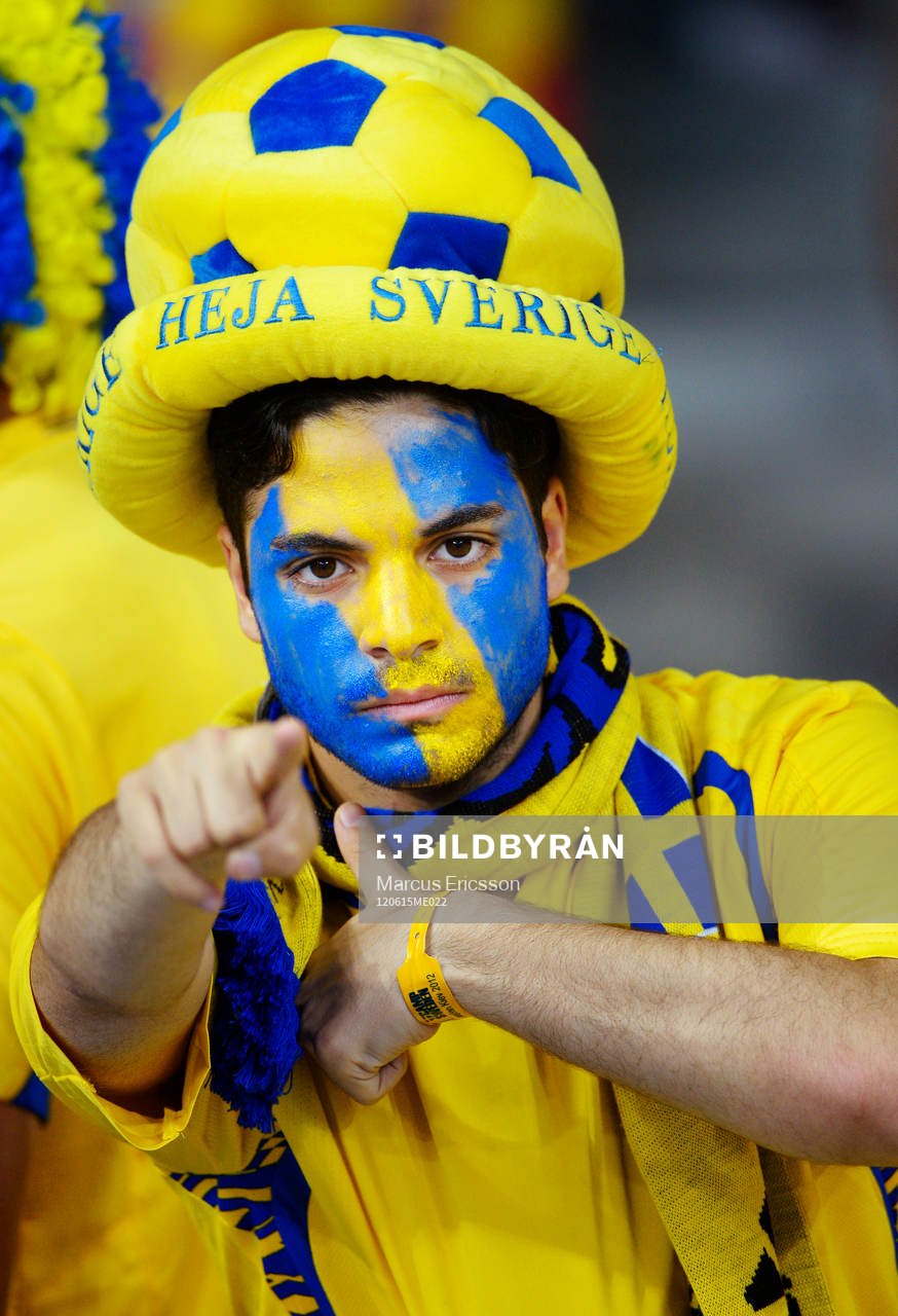 Ett svenskt fan, supporter pekar in i kameran