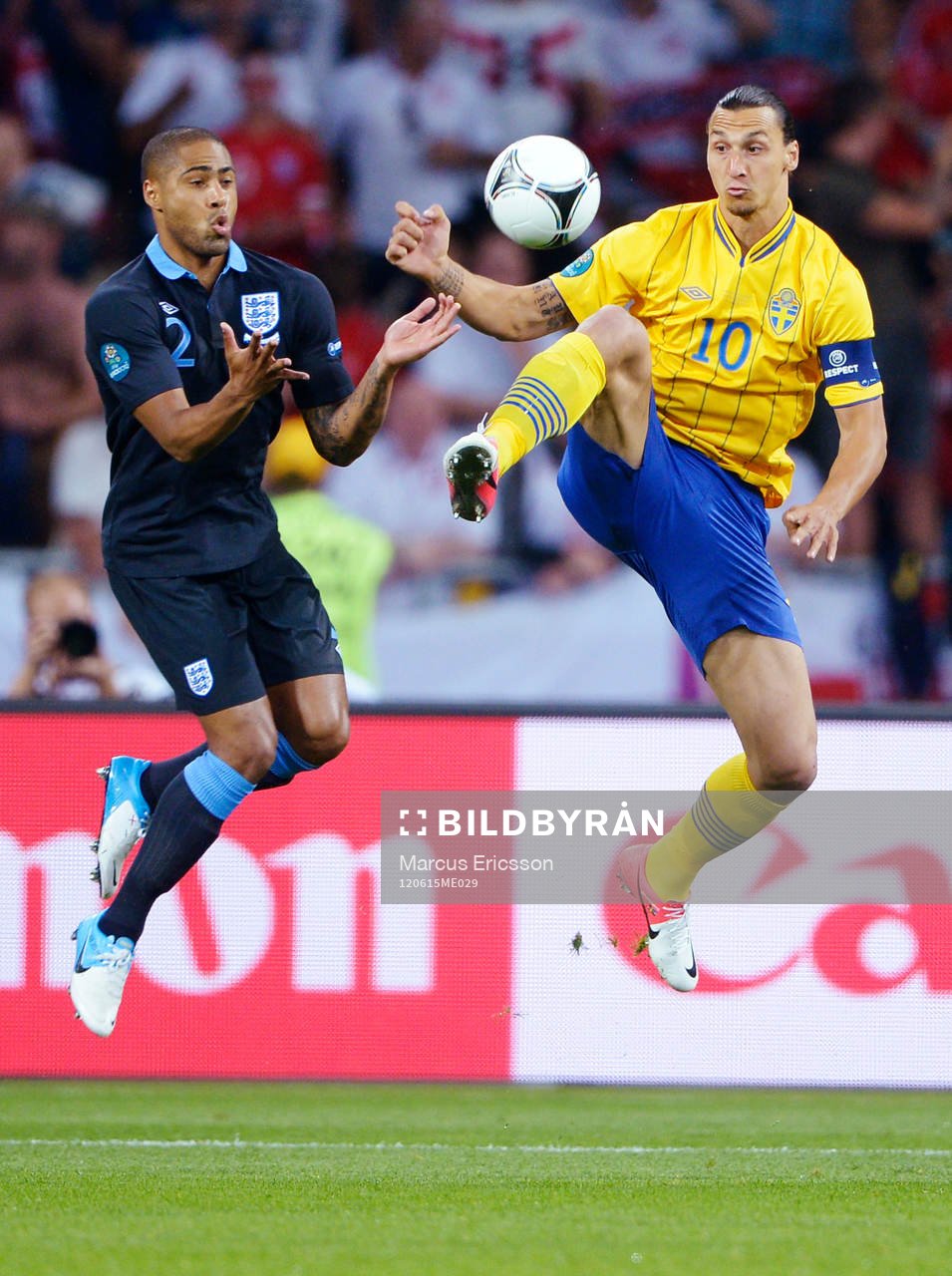 Glen Johnson, England, och Zlatan Ibrahimovic, Sverige, i