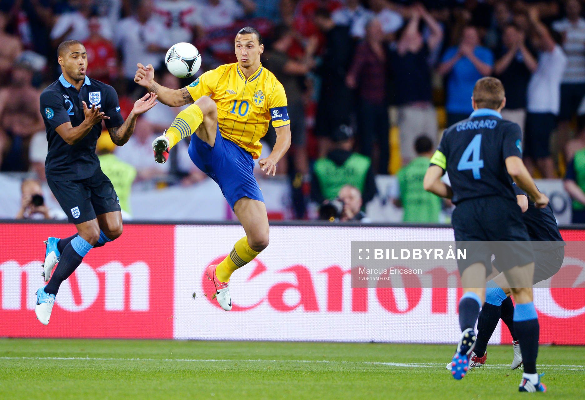 Glen Johnson, England, och Zlatan Ibrahimovic, Sverige, i