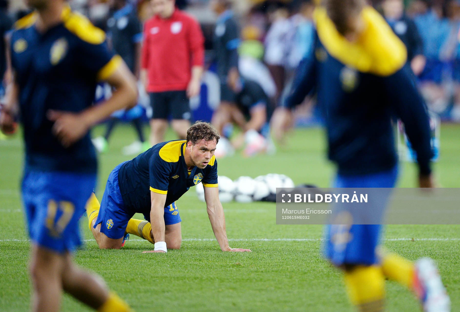 Johan Elmander, Sverige, värmer upp