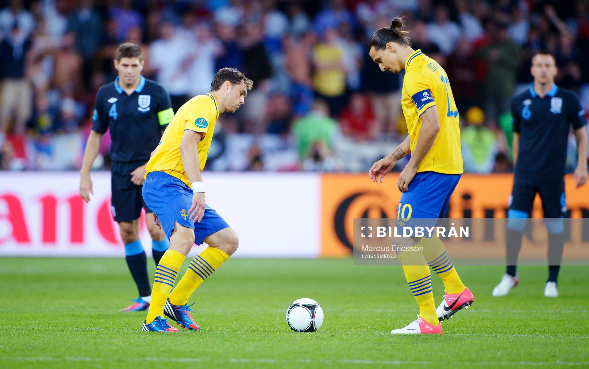 Avspark i matchen. Johan Elmander och Zlatan Ibrahimovic,