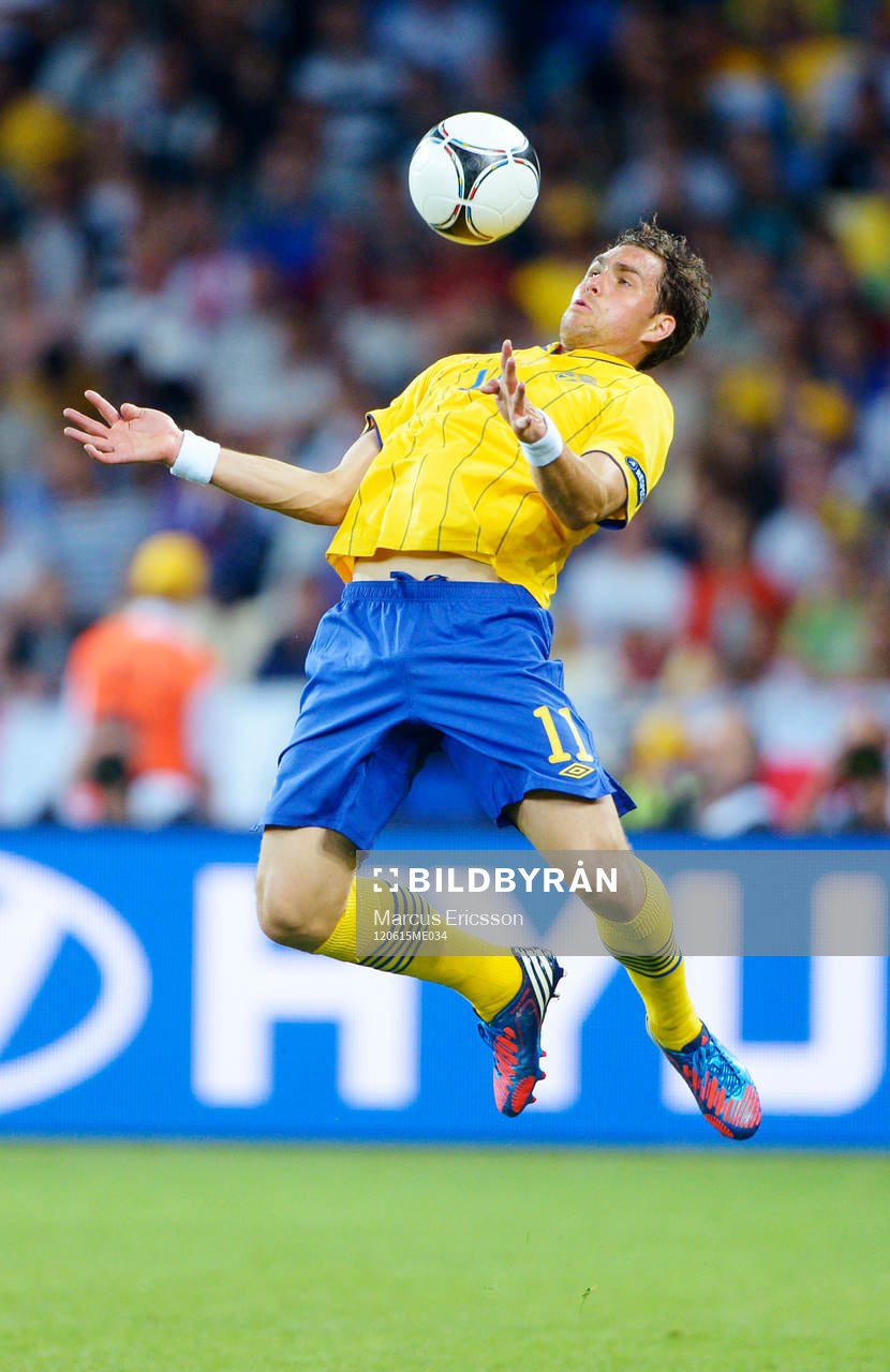 Johan Elmander, Sverige, tar ner bollen