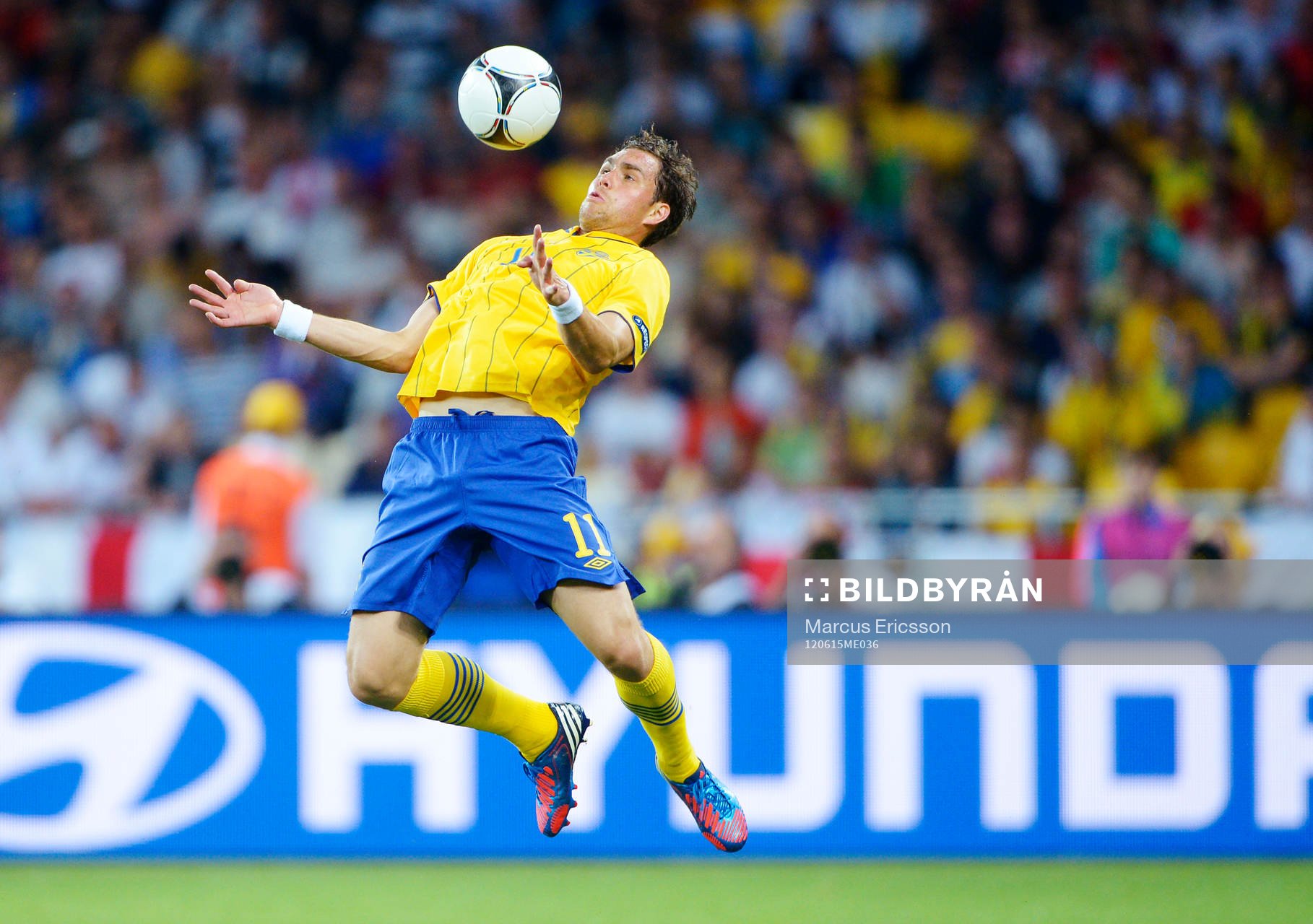 Johan Elmander, Sverige, tar ner bollen