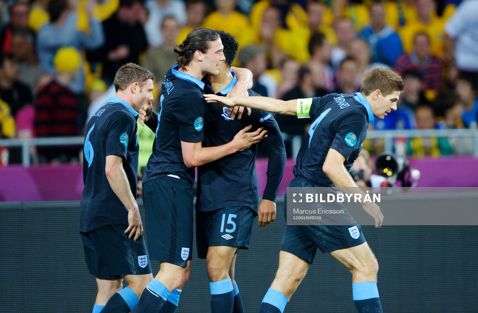 Andy Carroll, England, kramas om efter sitt 0-1-mål. Jubel.