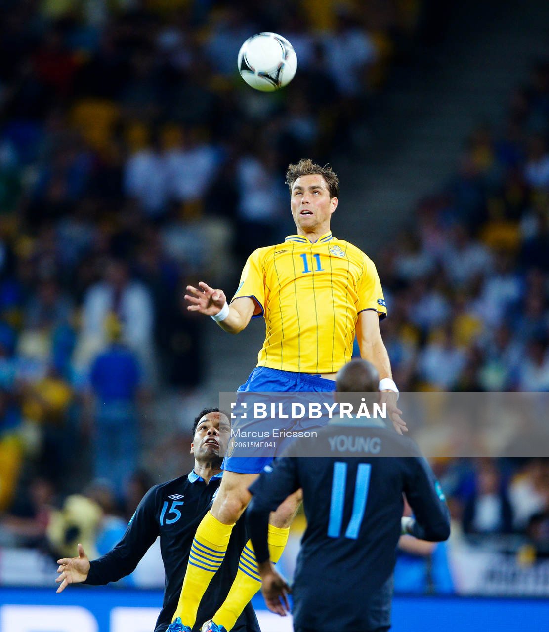 Johan Elmander, Sverige, i en luftduell