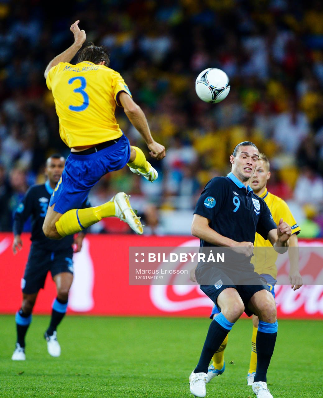 Olof Mellberg, Sverige, i en nickduell med Andy Carroll,