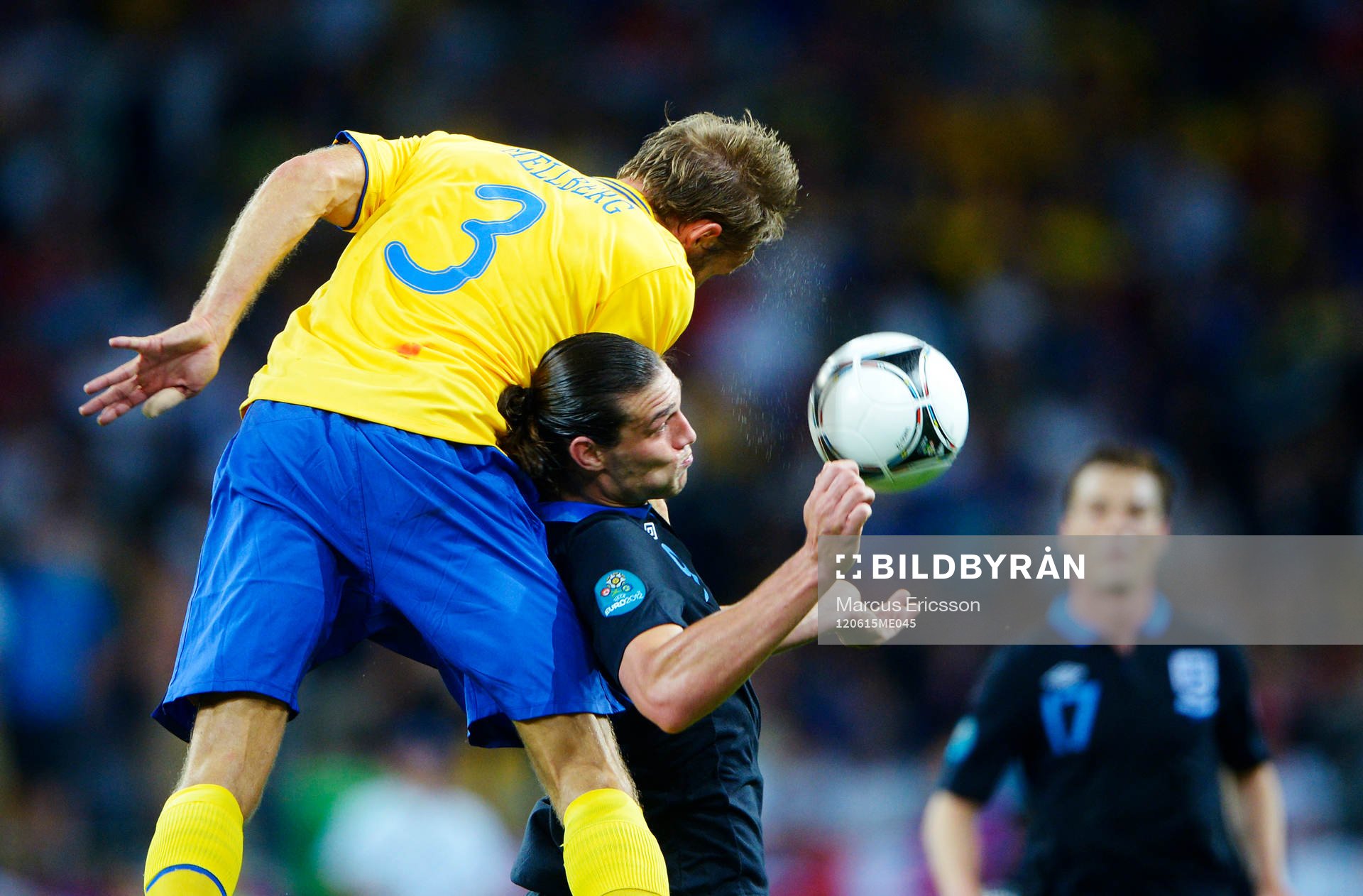 Olof Mellberg, Sverige, i en nickduell med Andy Carroll,