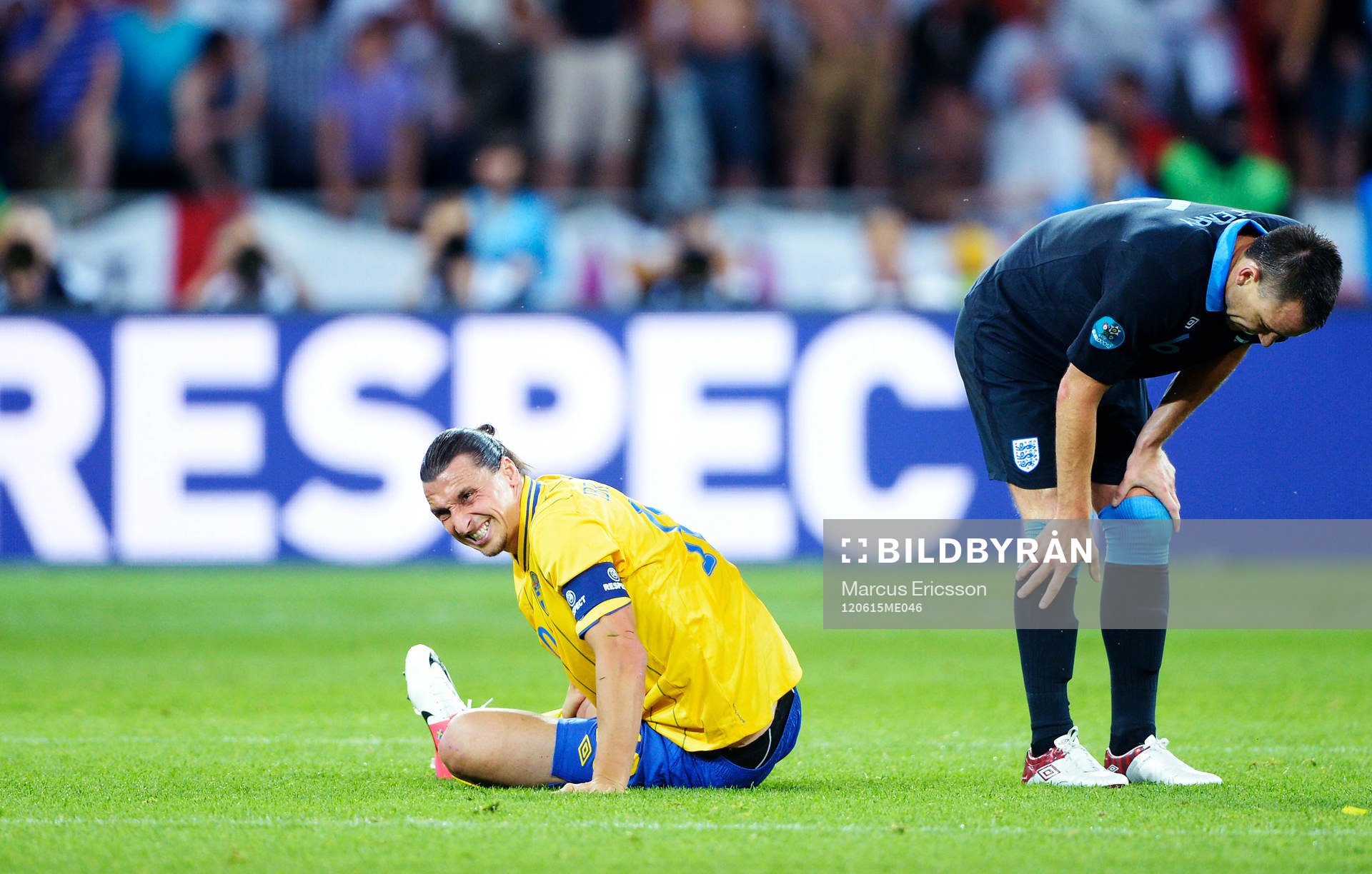 Zlatan Ibrahimovic, Sverige, har ont. Till höger om honom