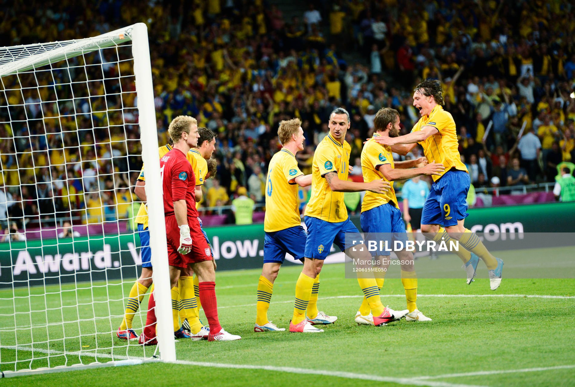  Jubel efter 2-1. Kim Källström kastar sig över Olof Mellberg, Sverige.