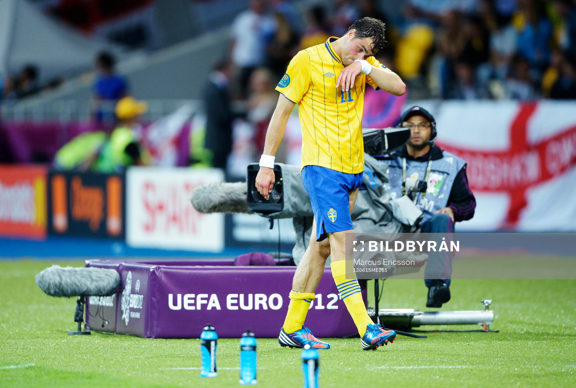 Johan Elmander, Sverige, lämnar planen. Depp