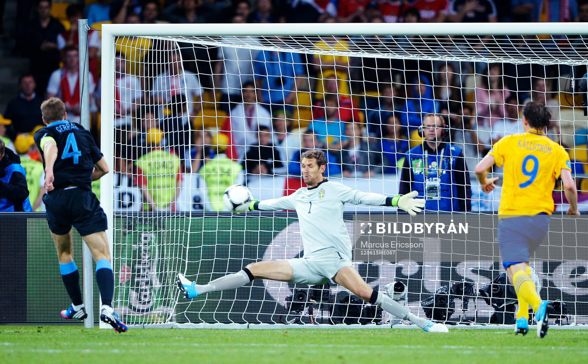 Andreas Isaksson, målvakt, Sverige, räddar ett skott