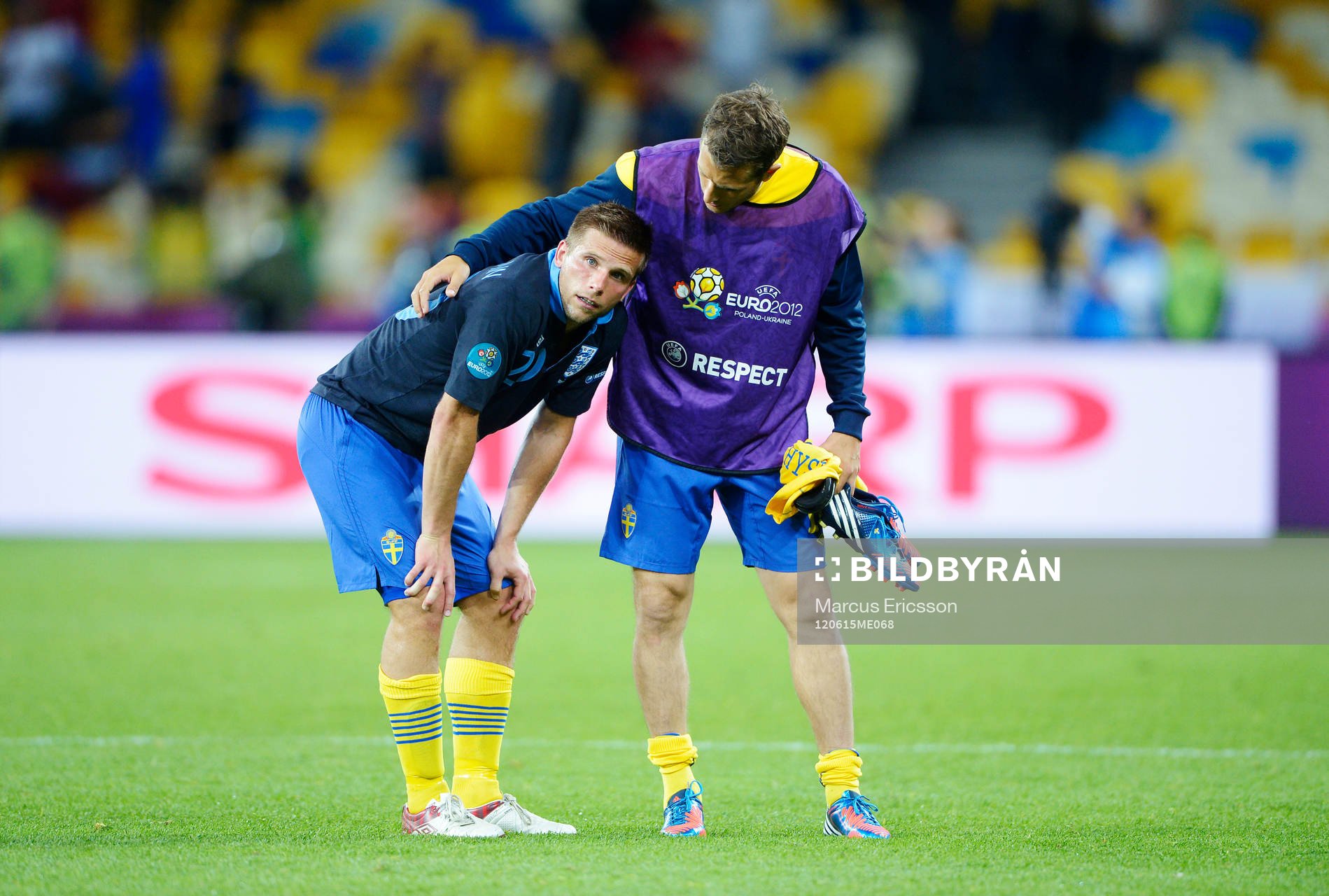Anders Svensson tröstas av Tobias Hysén, Sverige