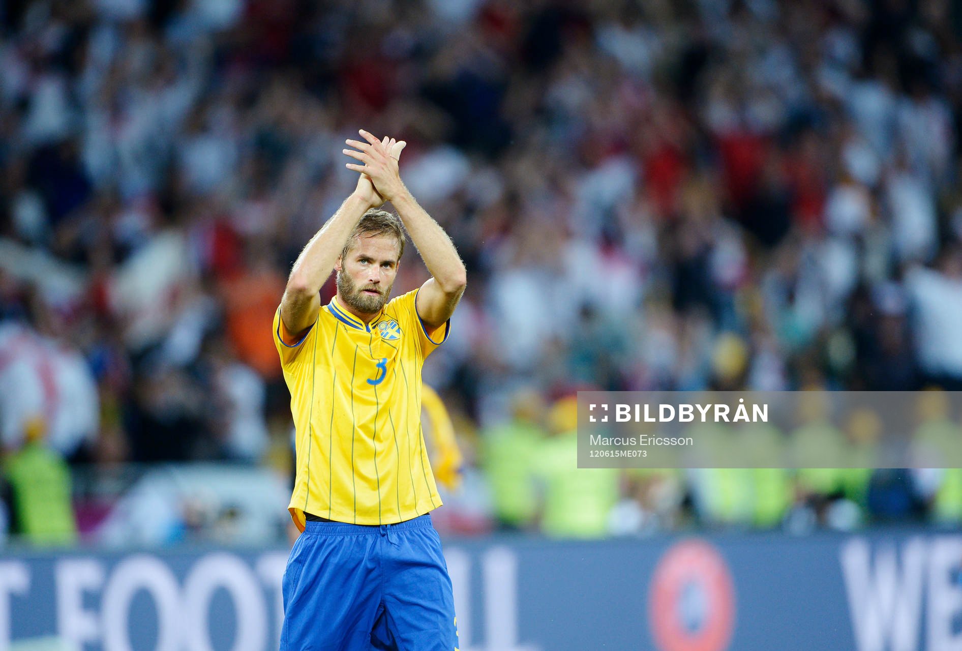  Olof Mellberg, Sverige, tackar fansen när han lämnar planen efter förlusten.