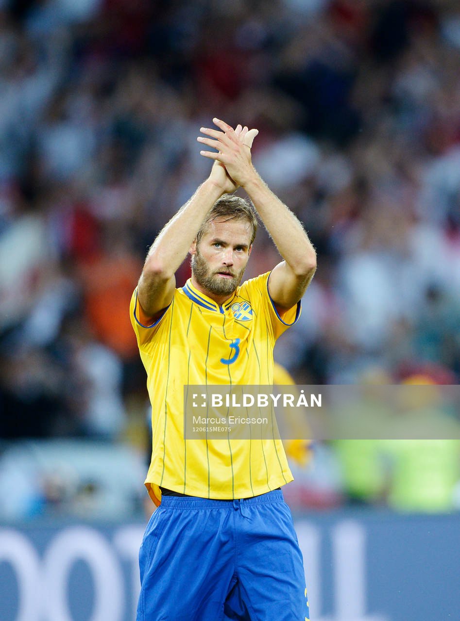 Olof Mellberg, Sverige, tackar fansen när han lämnar