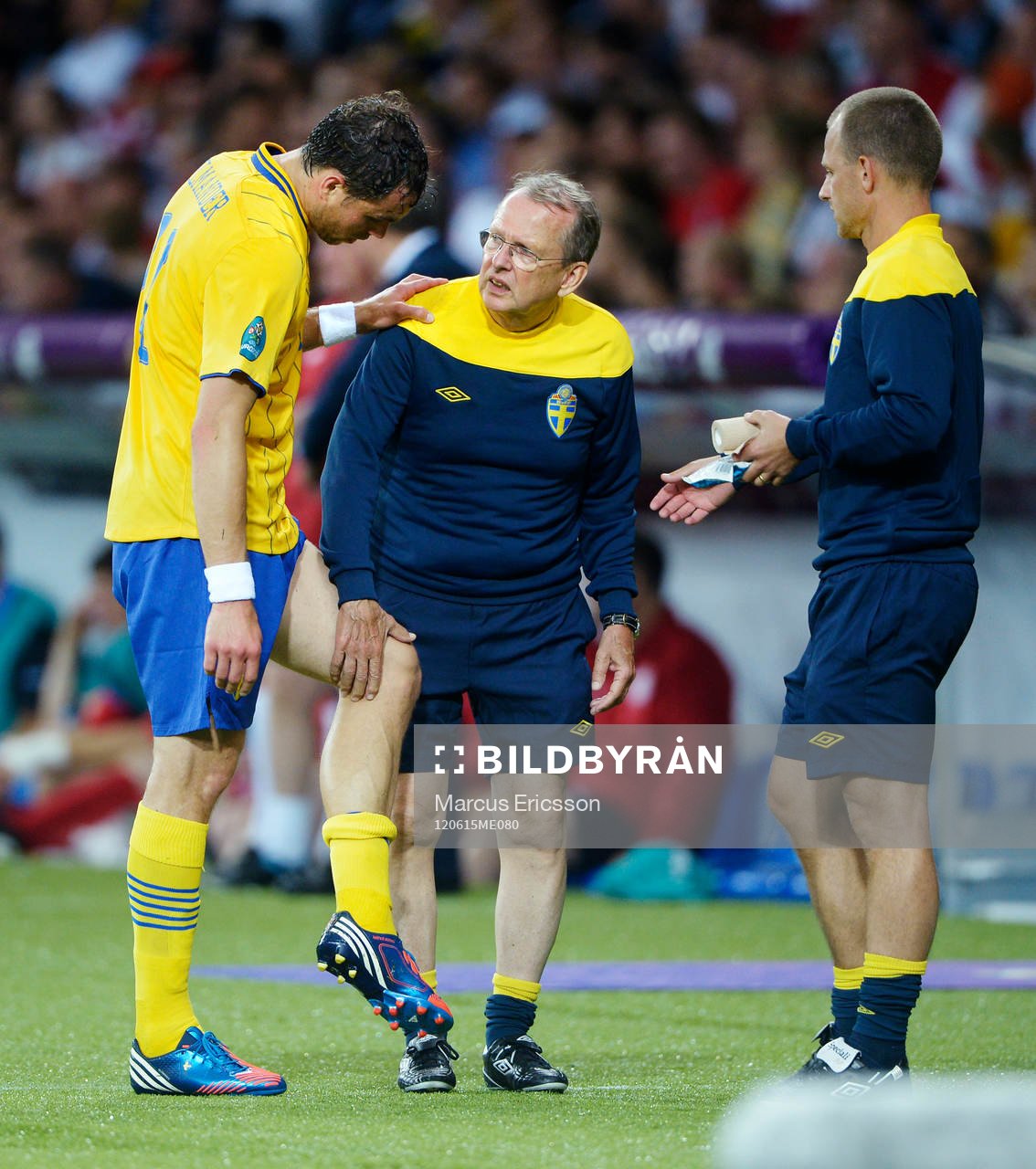 Johan Elmander, Sverige, lämnar planen med skada. Leif
