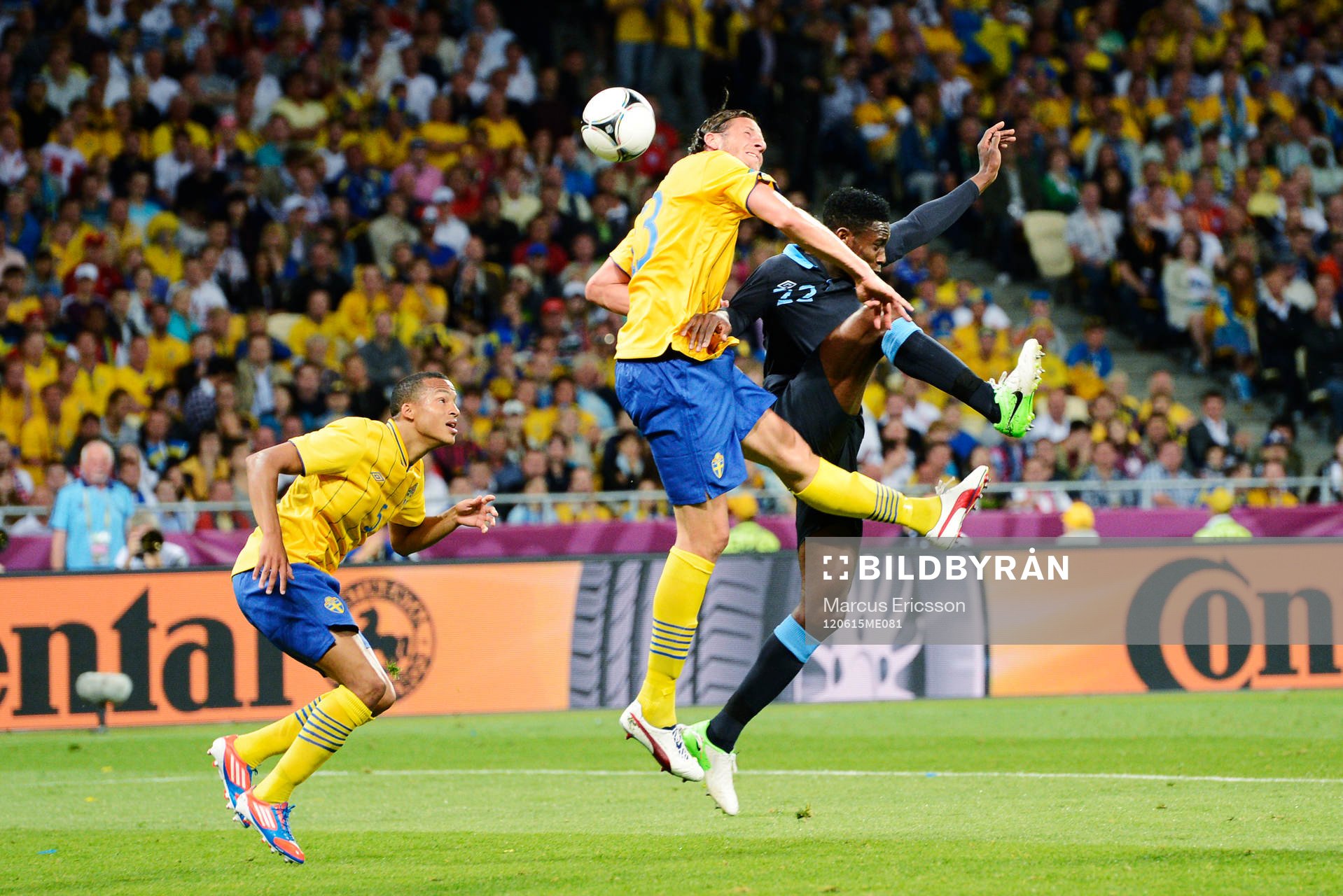 Martin Olsson och Jonas Olsson, Sverige, och Danny Welbeck,
