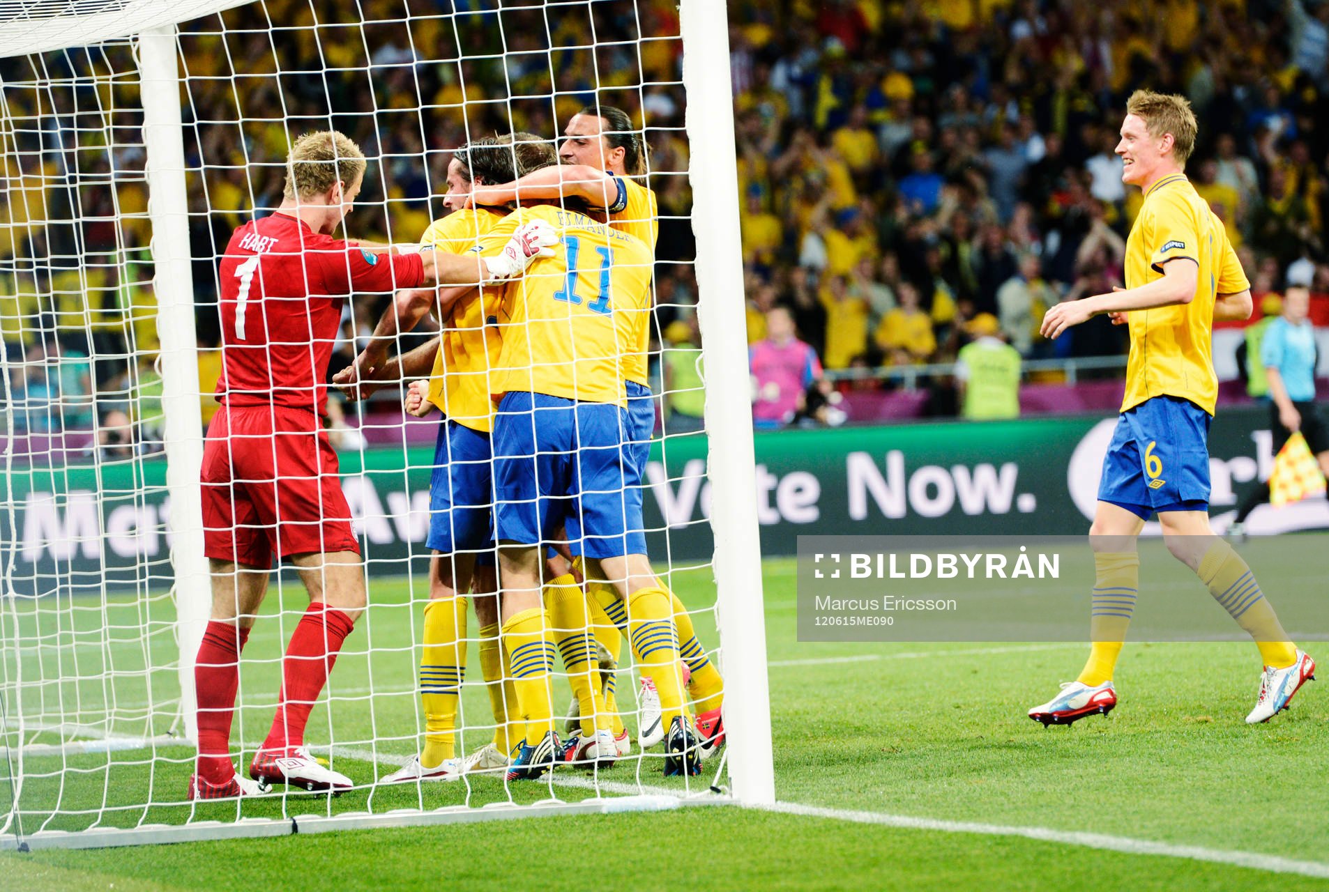 Joe Hart, målvakt, England, trycker till Johan Elmander,
