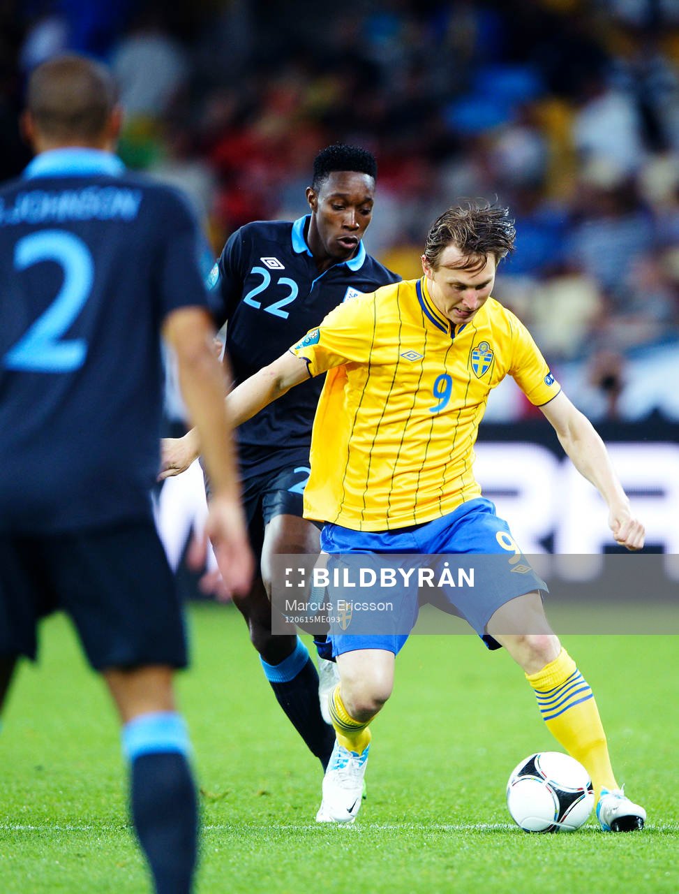 Danny Welbeck, England, utmanar Kim Källström, Sverige