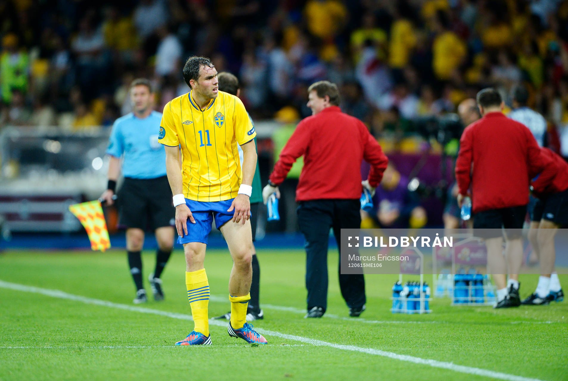 Johan Elmander, Sverige, går av planen och visar att han