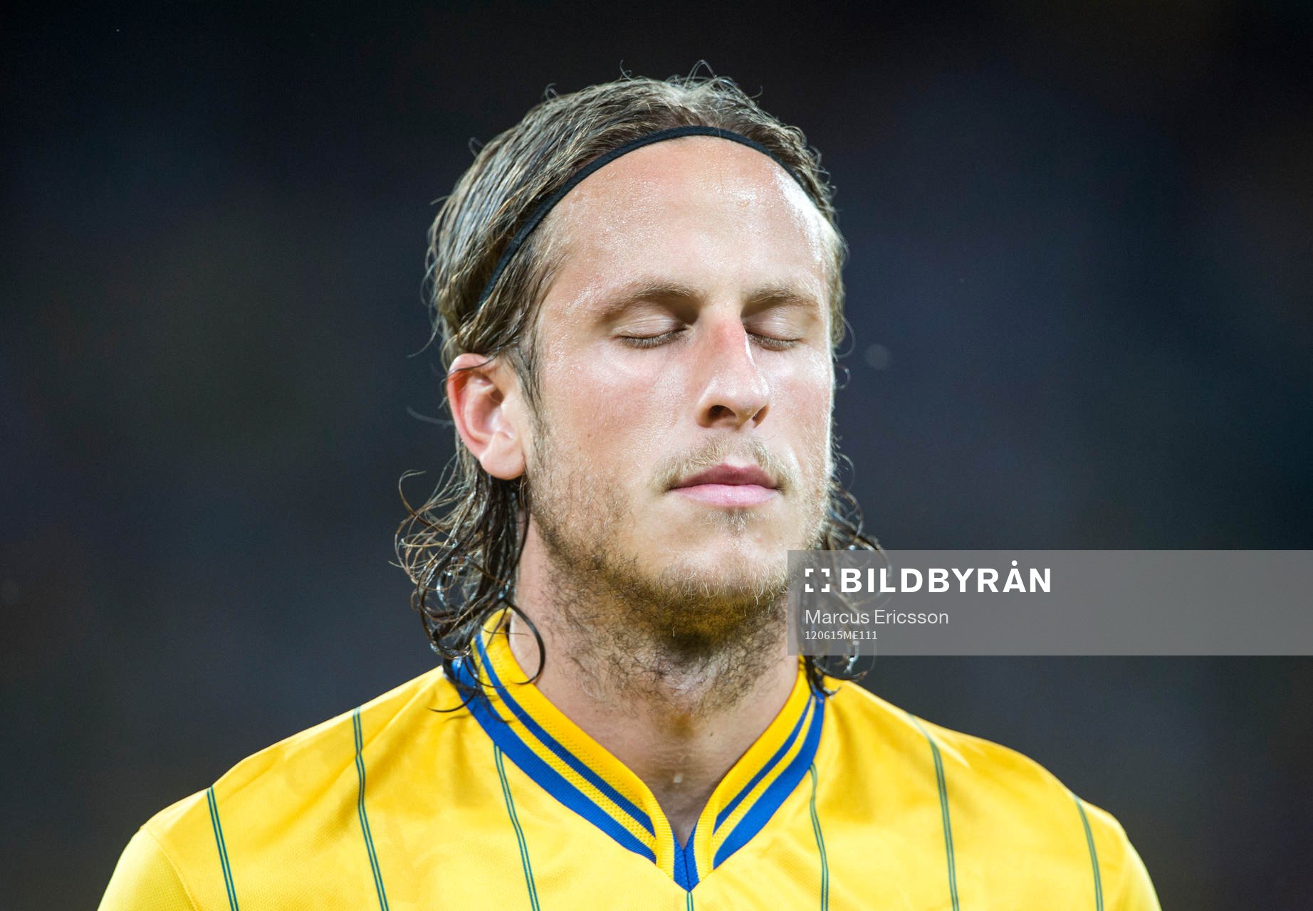 Jonas Olsson blundar och lyssnar på nationalsången