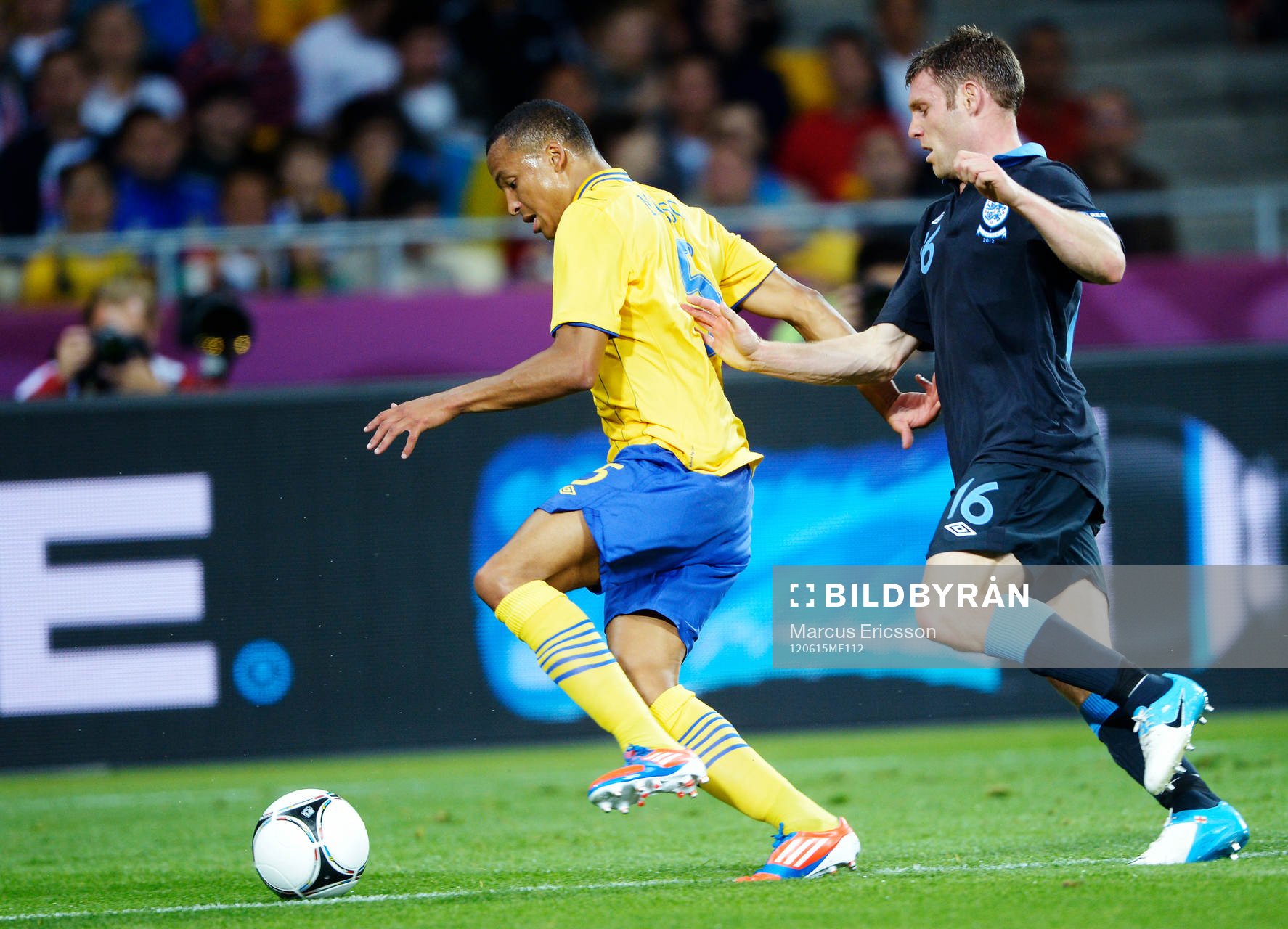 Martin Olsson, Sverige, utmanas av James Milner, England