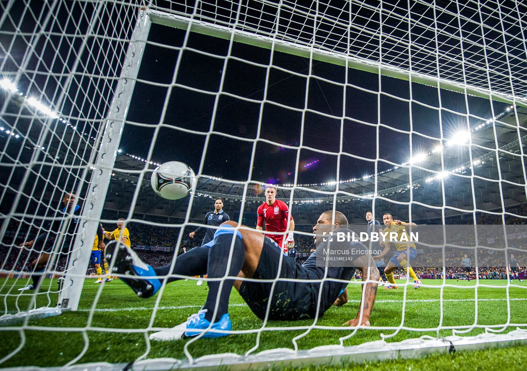 Glen Johnsson, England sparkar ut kvitteringsbollen 1-1