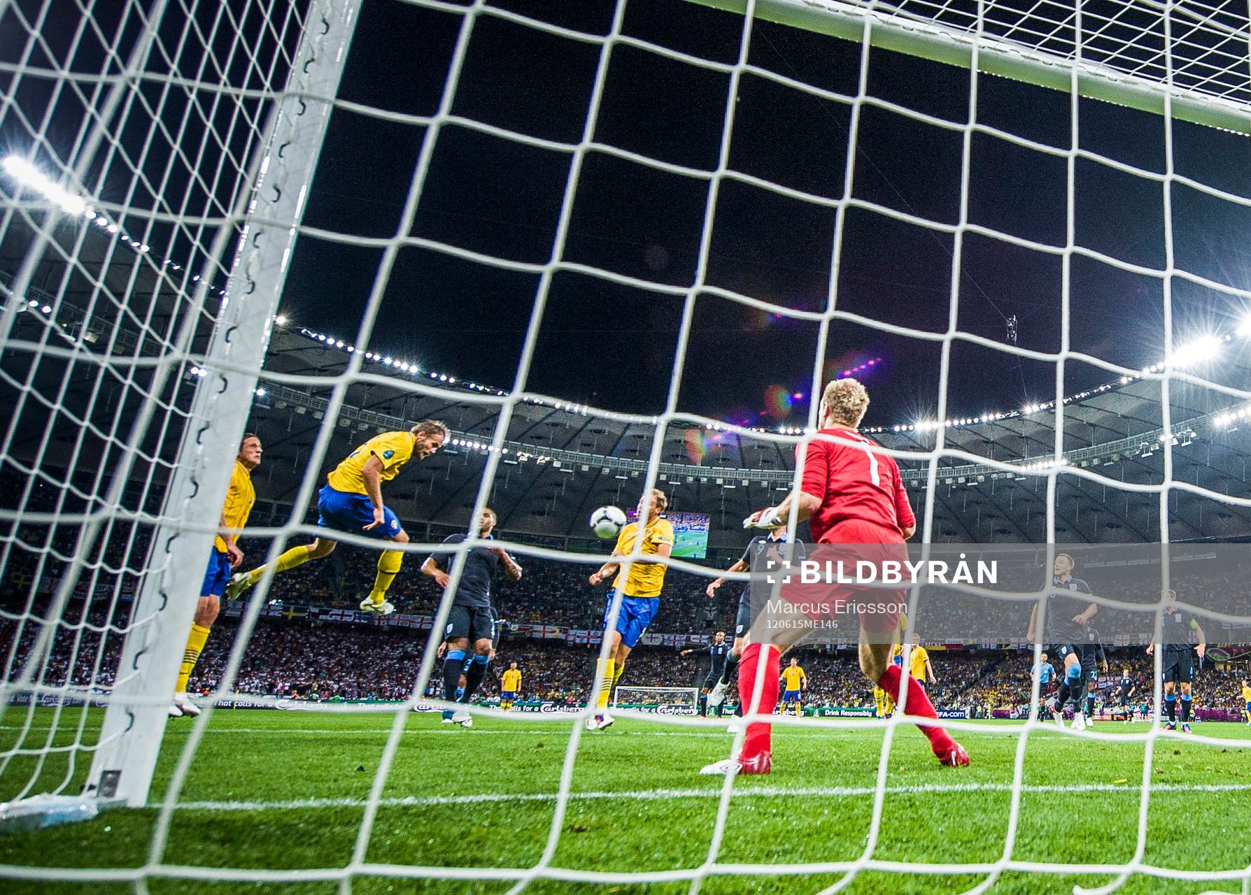 Olof Mellberg nickar in 2-1