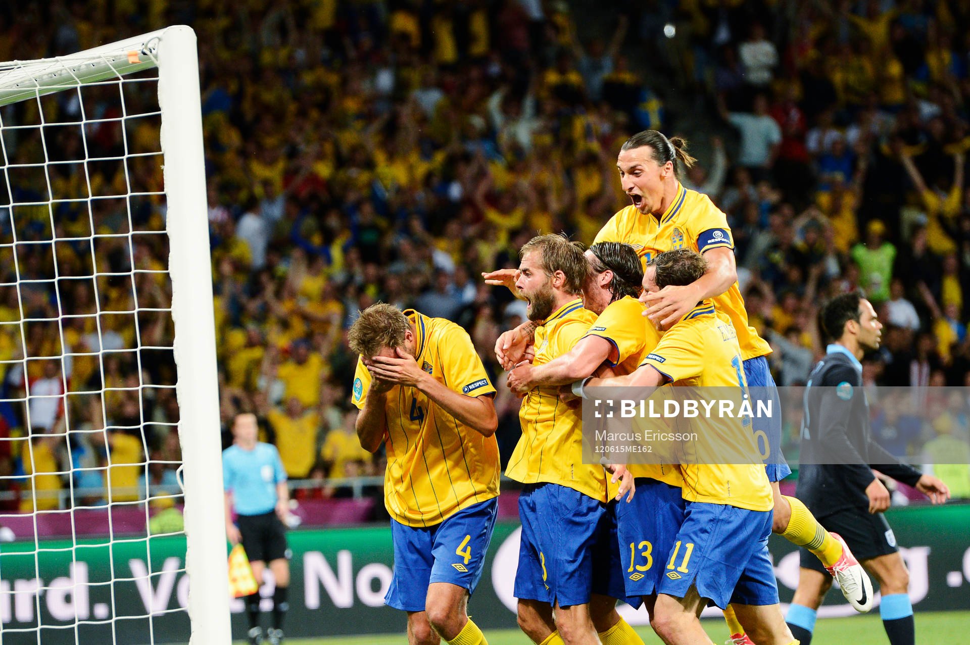  Olof Mellberg, Sverige, kramas om efter sitt 2-1-mål. Jubel.