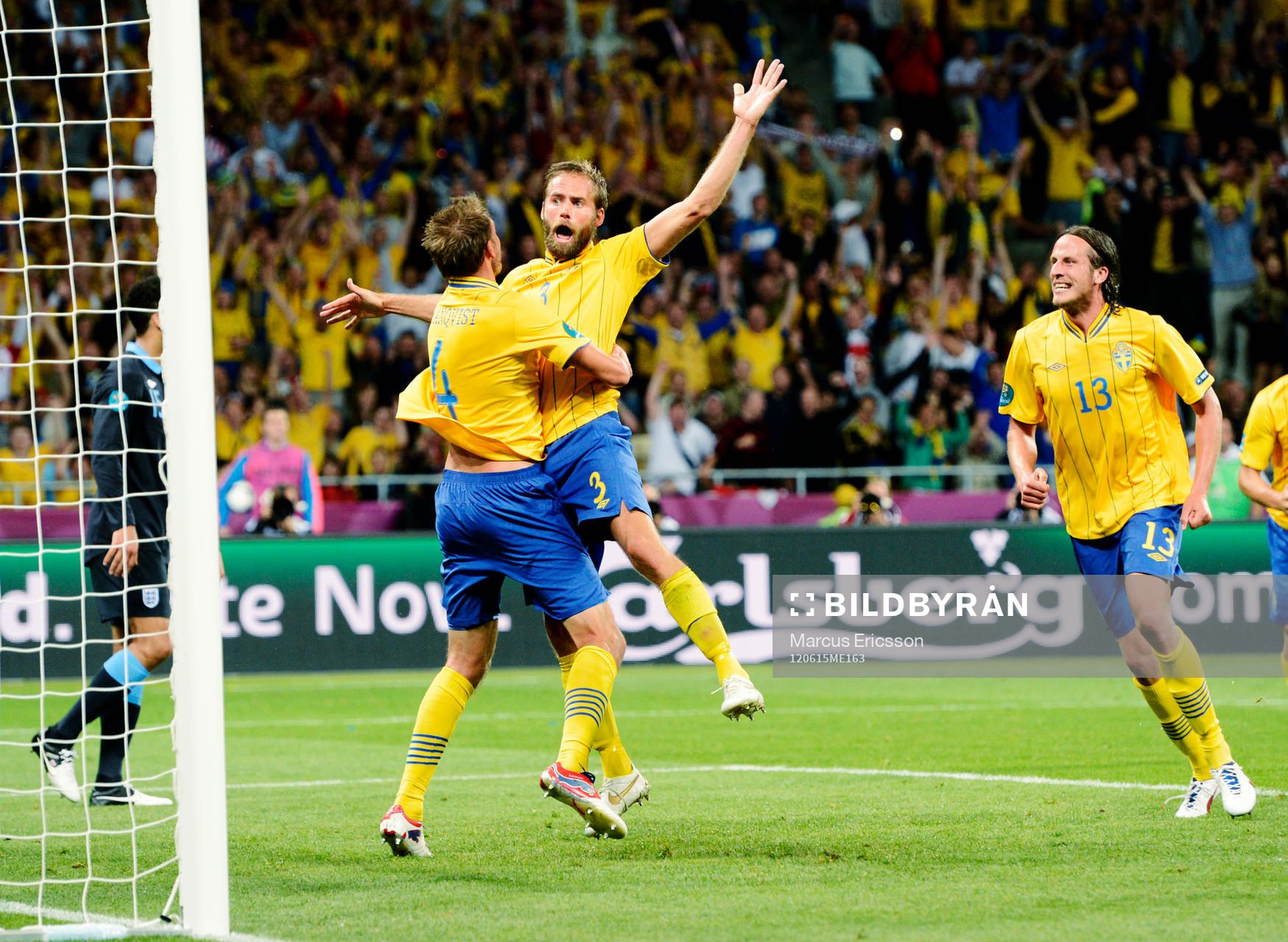  Olof Mellberg, Sverige, kramas om av Andreas Granqvist efter sitt 2-1-mål. Jubel.