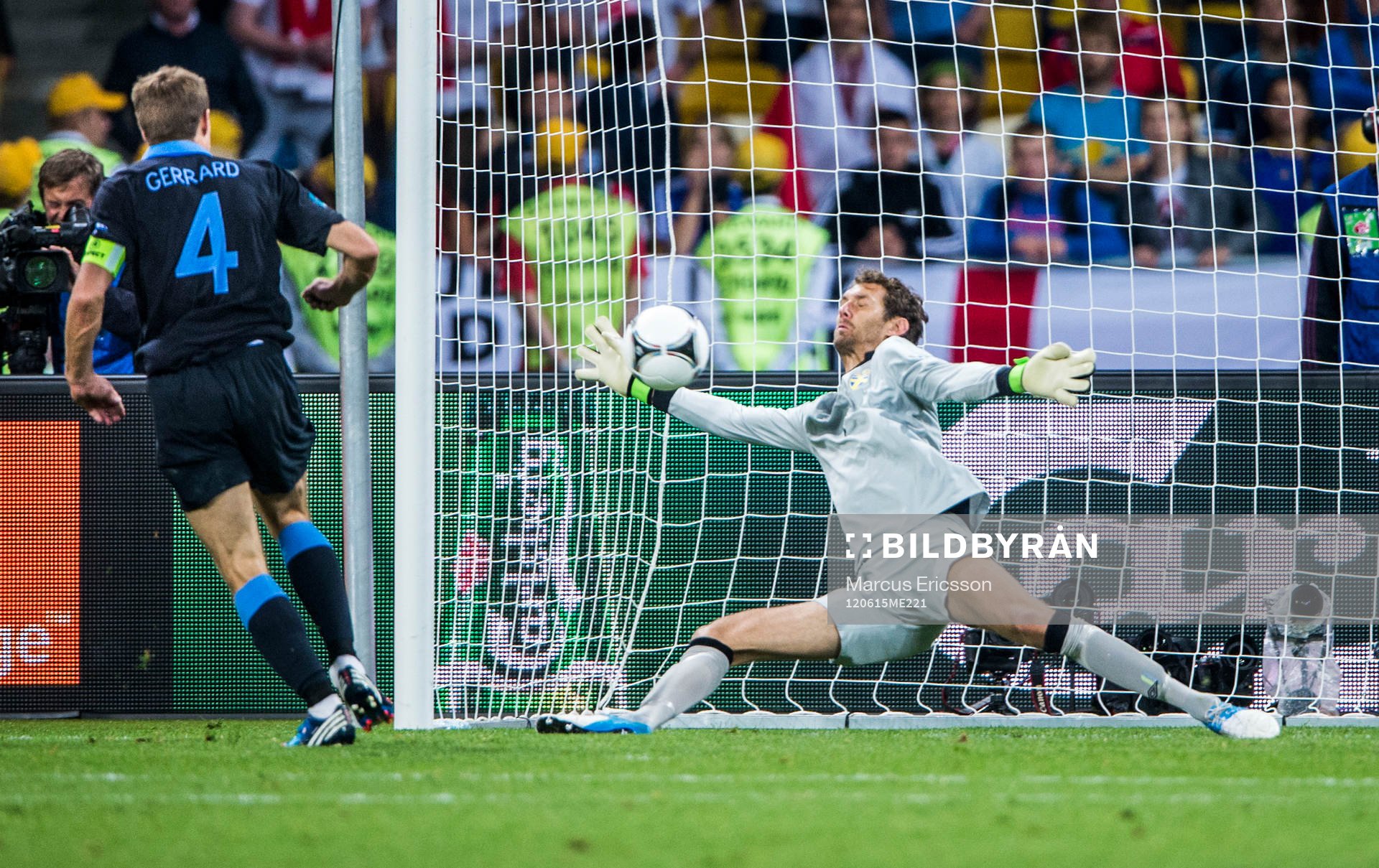 Andreas Isaksson, målvakt Sverige räddar ett skott från