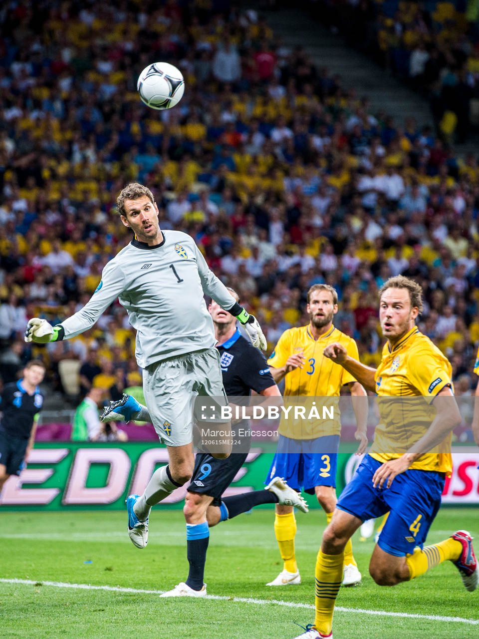 Andreas Isaksson, målvakt låter bollen gå