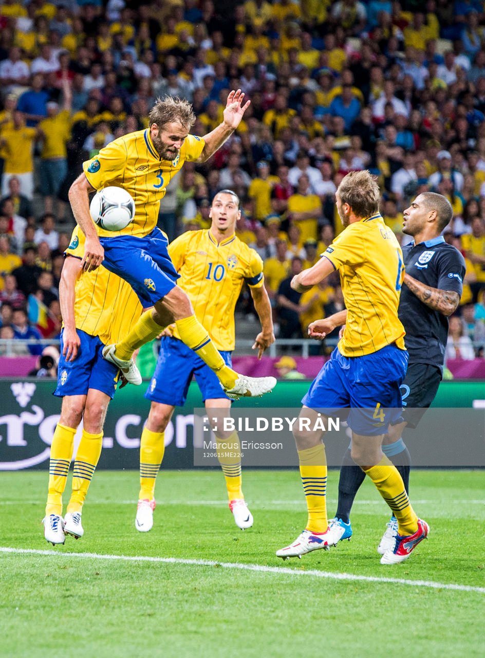 Olof Mellberg, Sverige nickar in 2-1