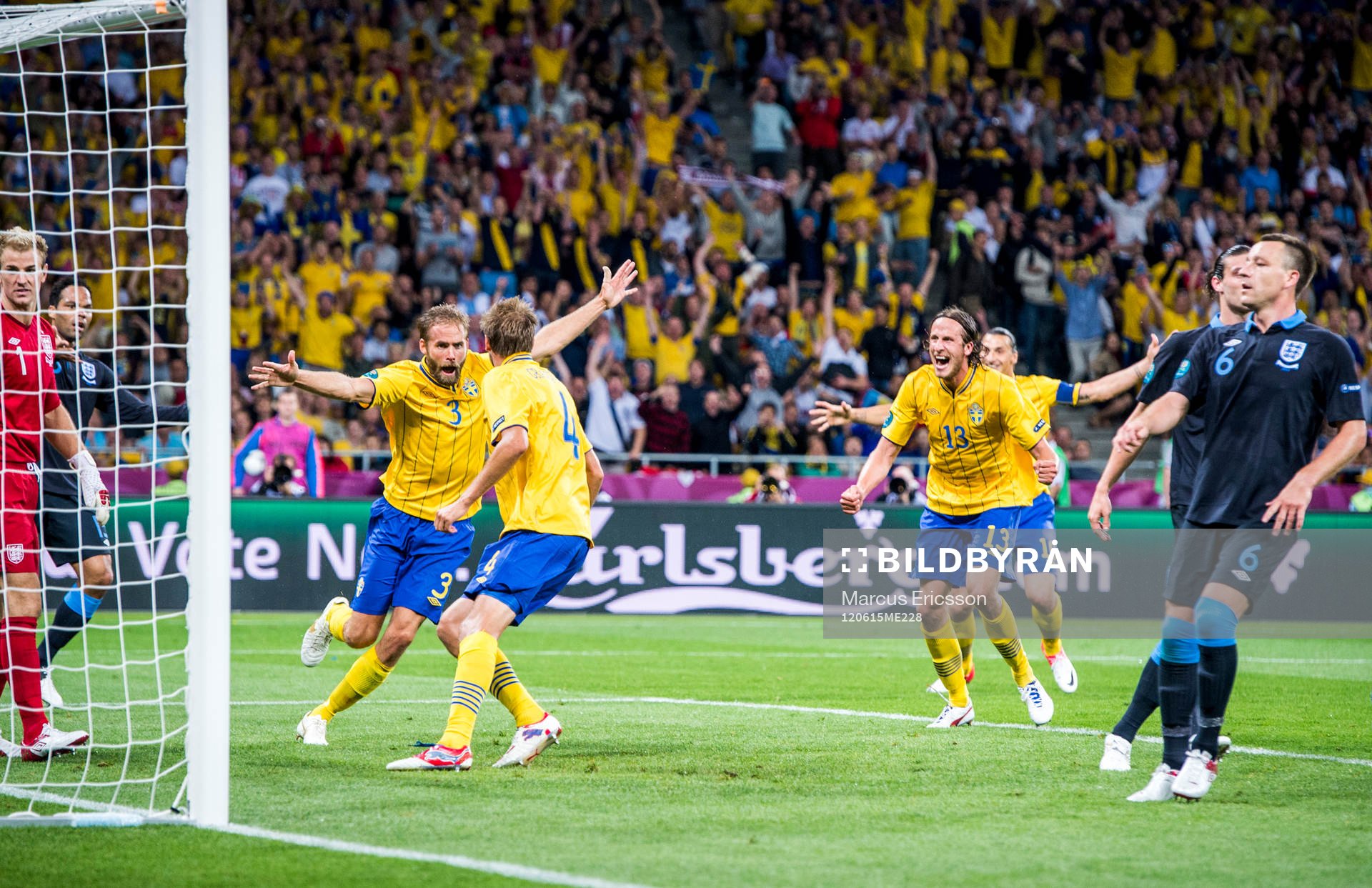  Jubel i Sverige efter att Olof Mellberg, Sverige nickar in 2-1