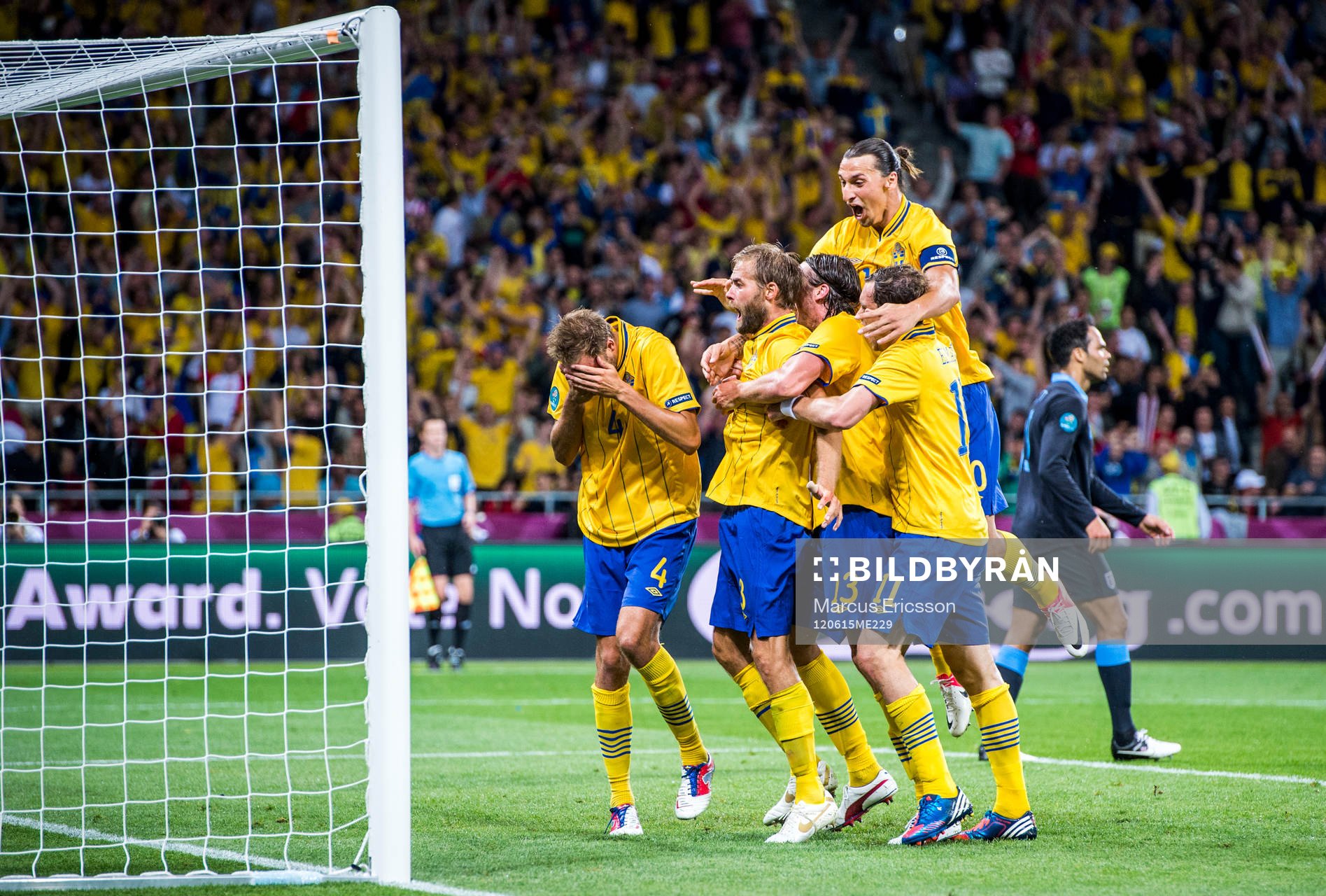  Jubel i Sverige efter att Olof Mellberg, Sverige nickar in 2-1