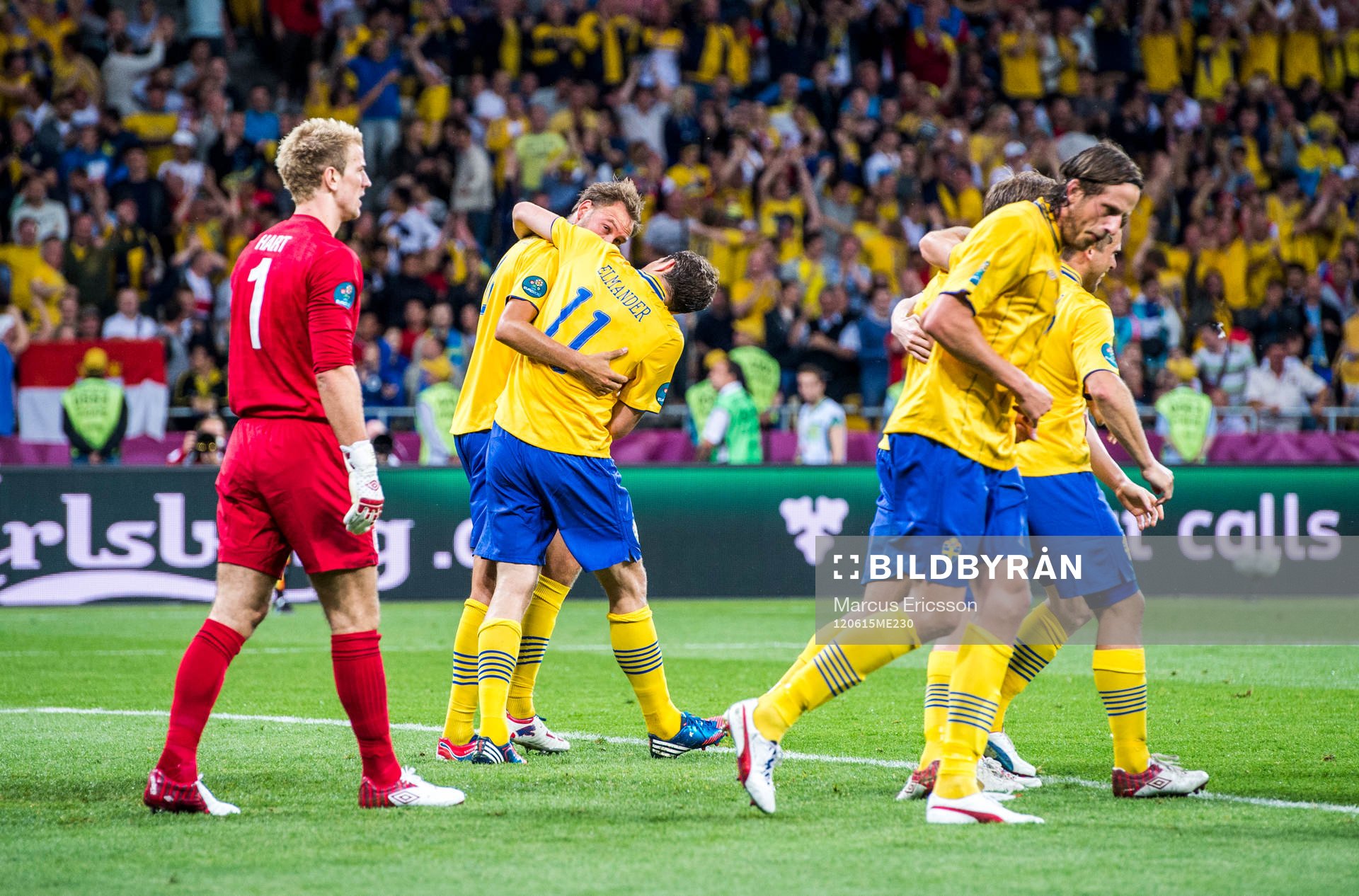  Jubel i Sverige efter att Olof Mellberg, Sverige nickar in 2-1. Johan Elmander ber Andreas Granqvist om ursäkt för ett finger i ögat.