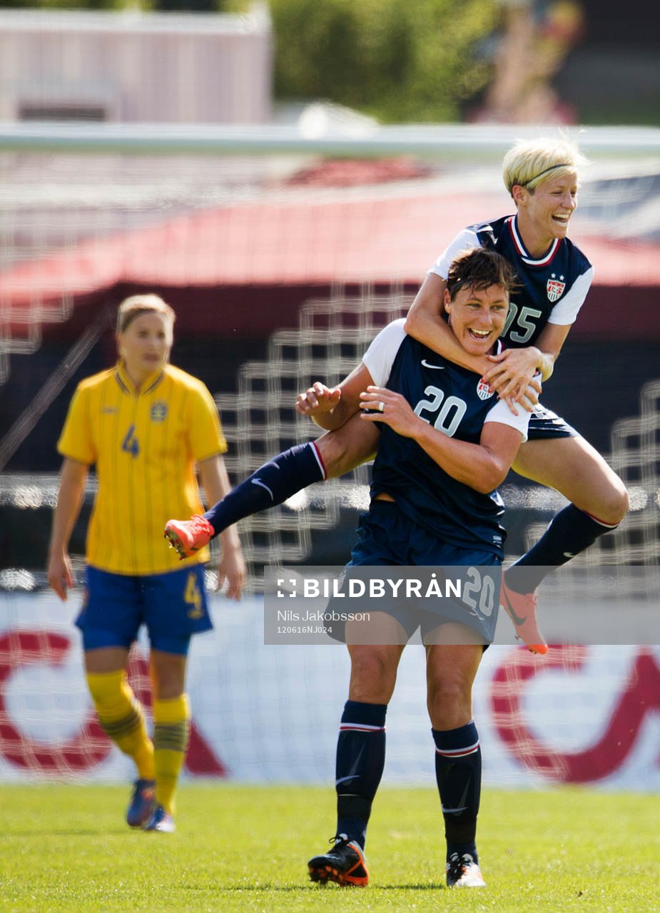 Megan Rapinoe, Abby Wambach, USA jubel vid 0-1
