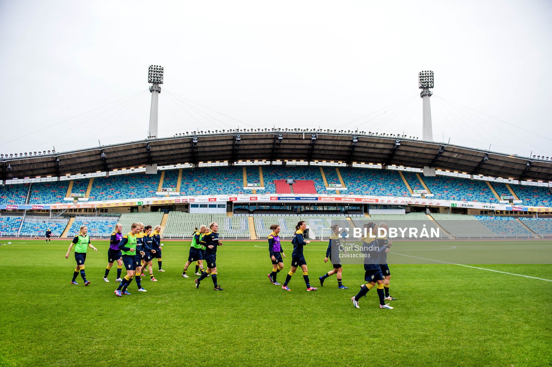  Laget joggar ner efter träningen på Nya Ullevi.