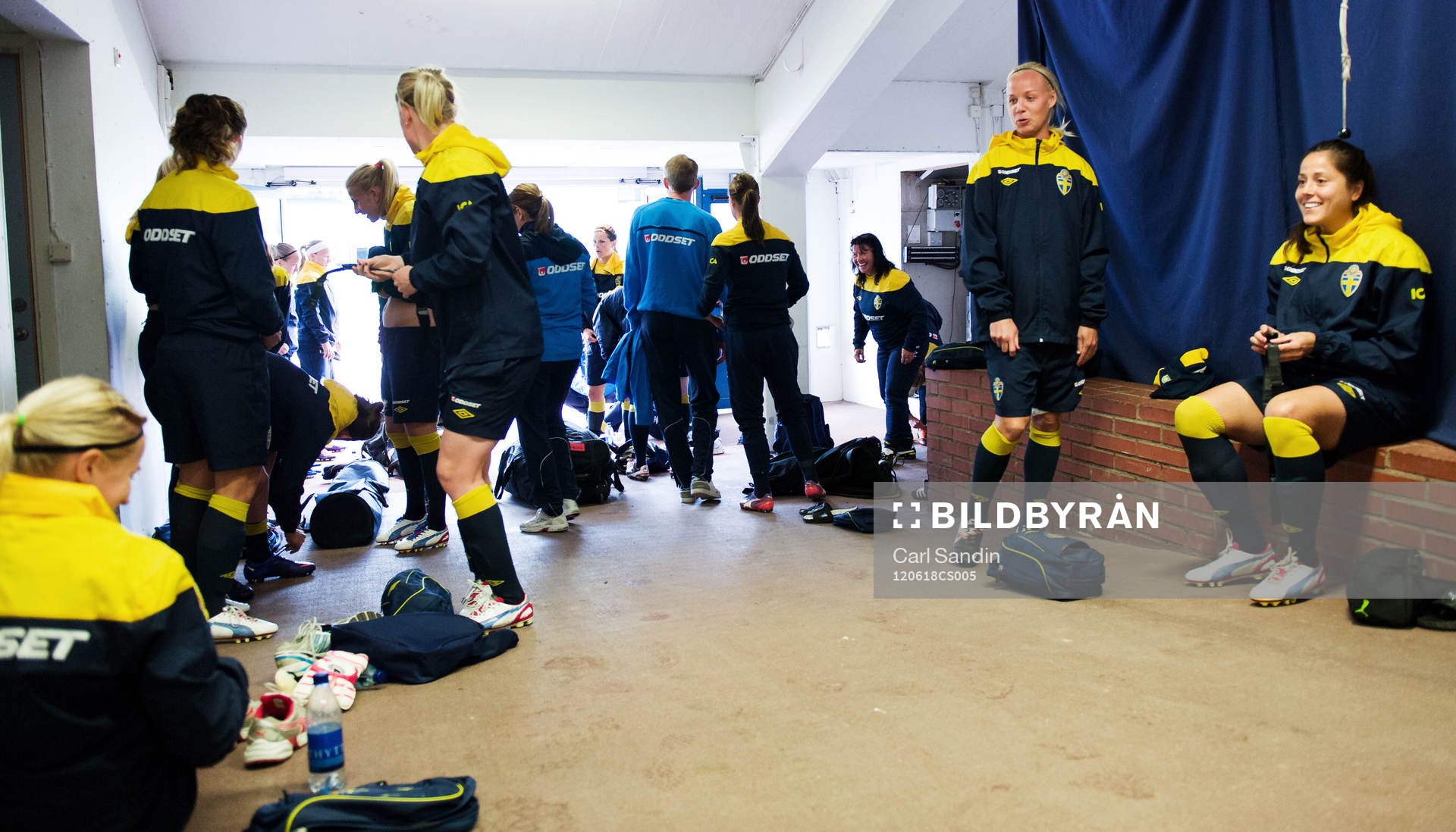 Tjejerna tar på sig skorna i spelargången