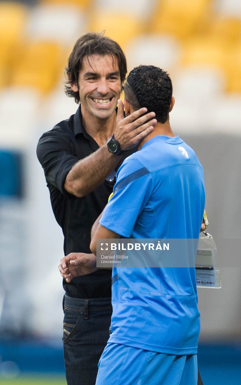 Robert Pirès, tidigare spelare, hälsar på de franska