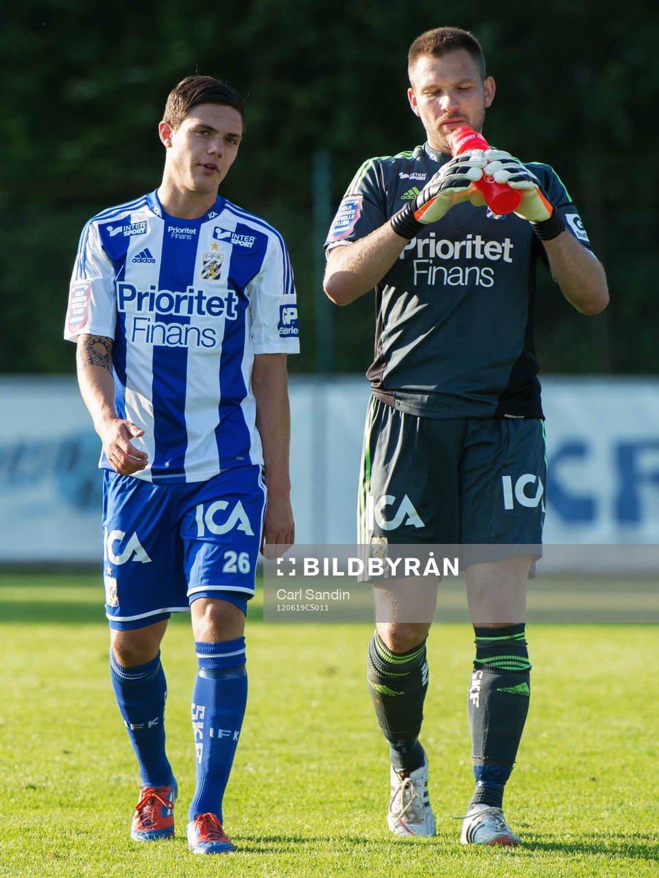 David Moberg-Karlsson, pratar med John Alvbåge, målvakt,